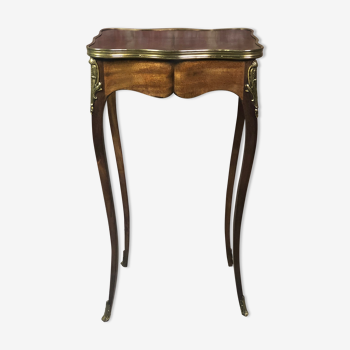 Table d'appoint de style Louis XV galbé en acajou blond orné bronze