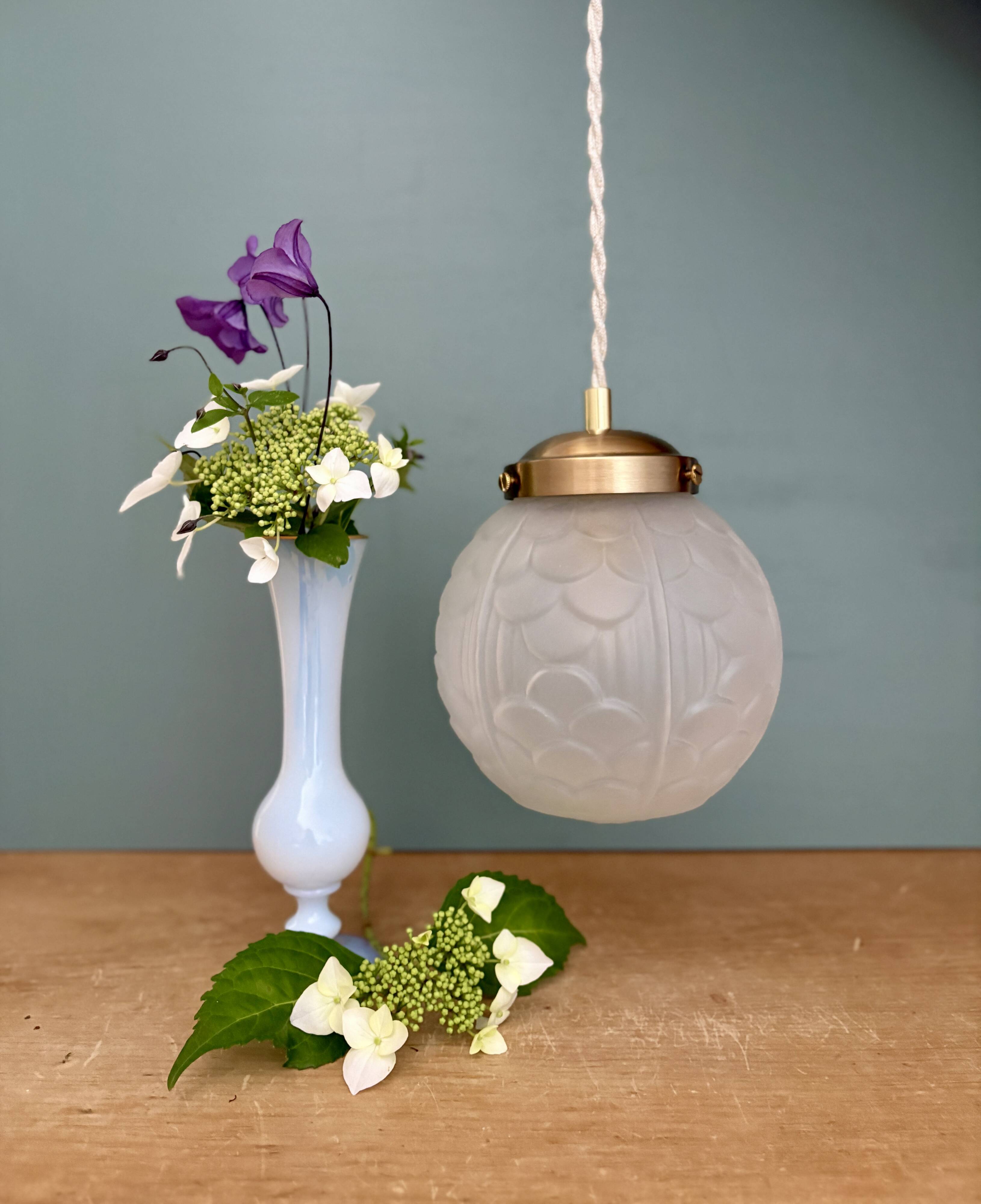 Suspension globe vintage art déco en verre dépoli