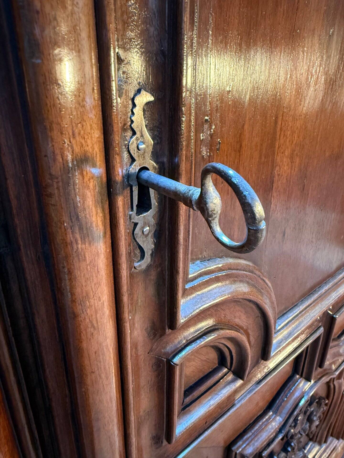Armoire / Bonnetière d'époque Louis XIV