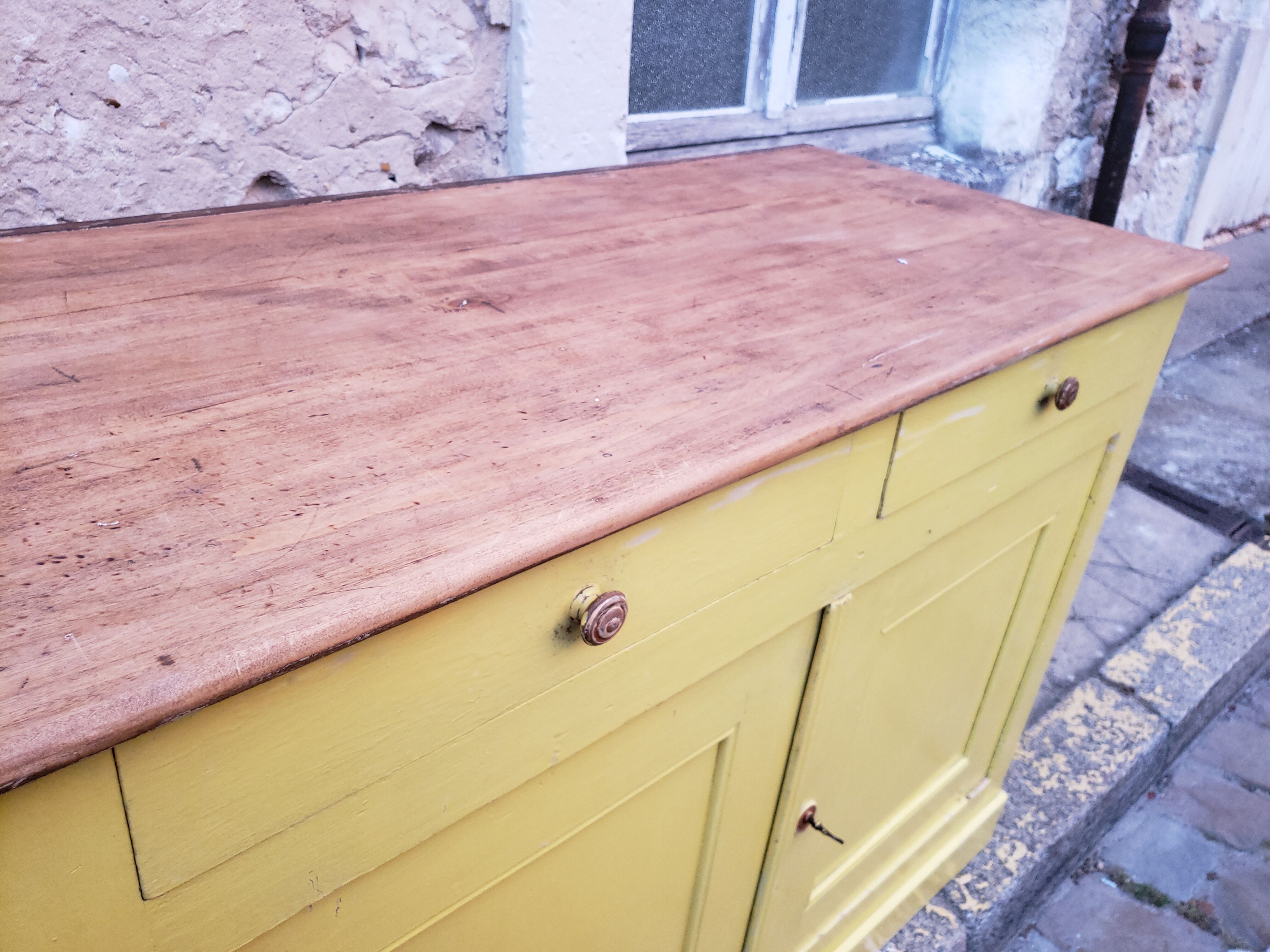 Lemon yellow country buffet