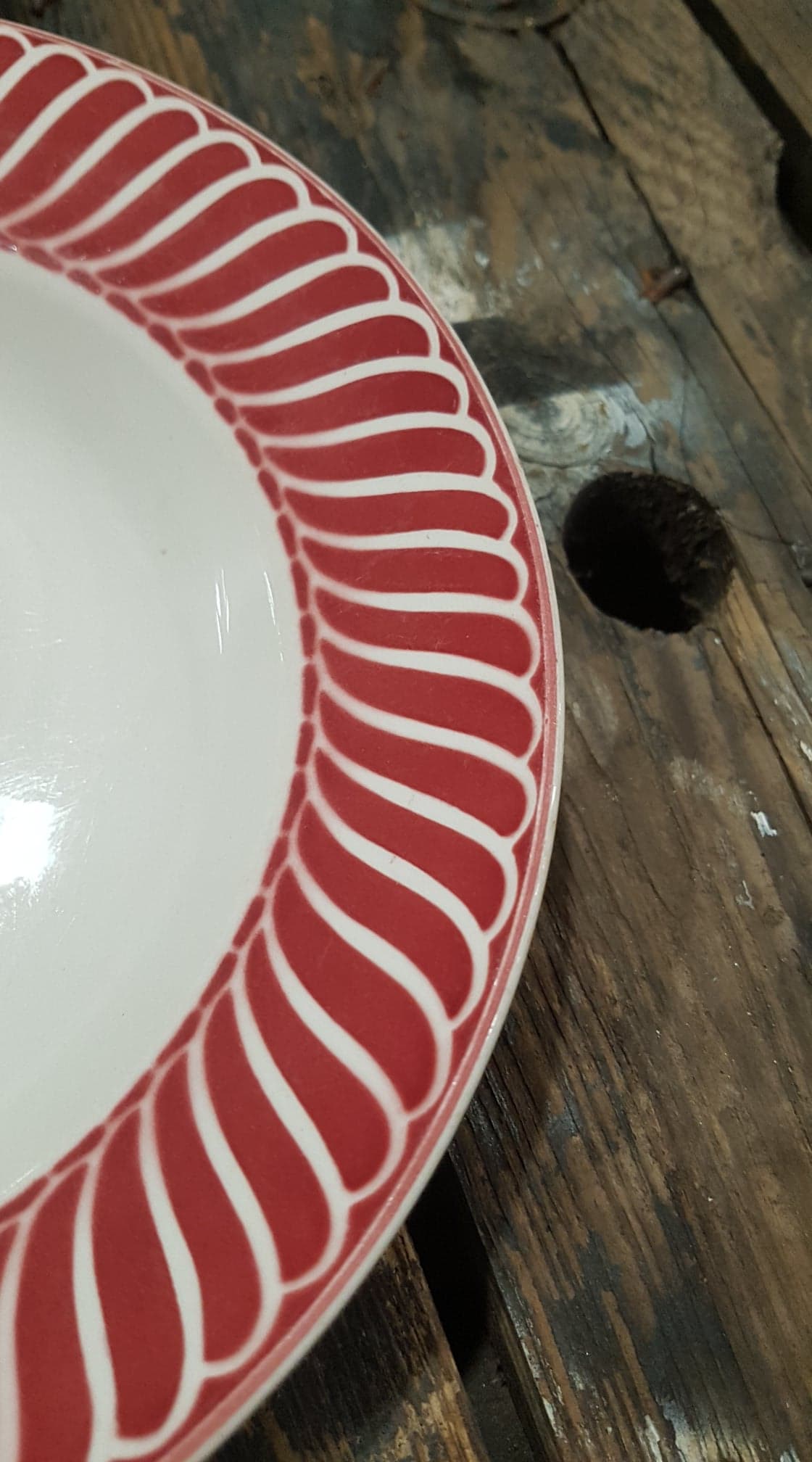 Plate Digoin Sarreguemines model Jacquot red