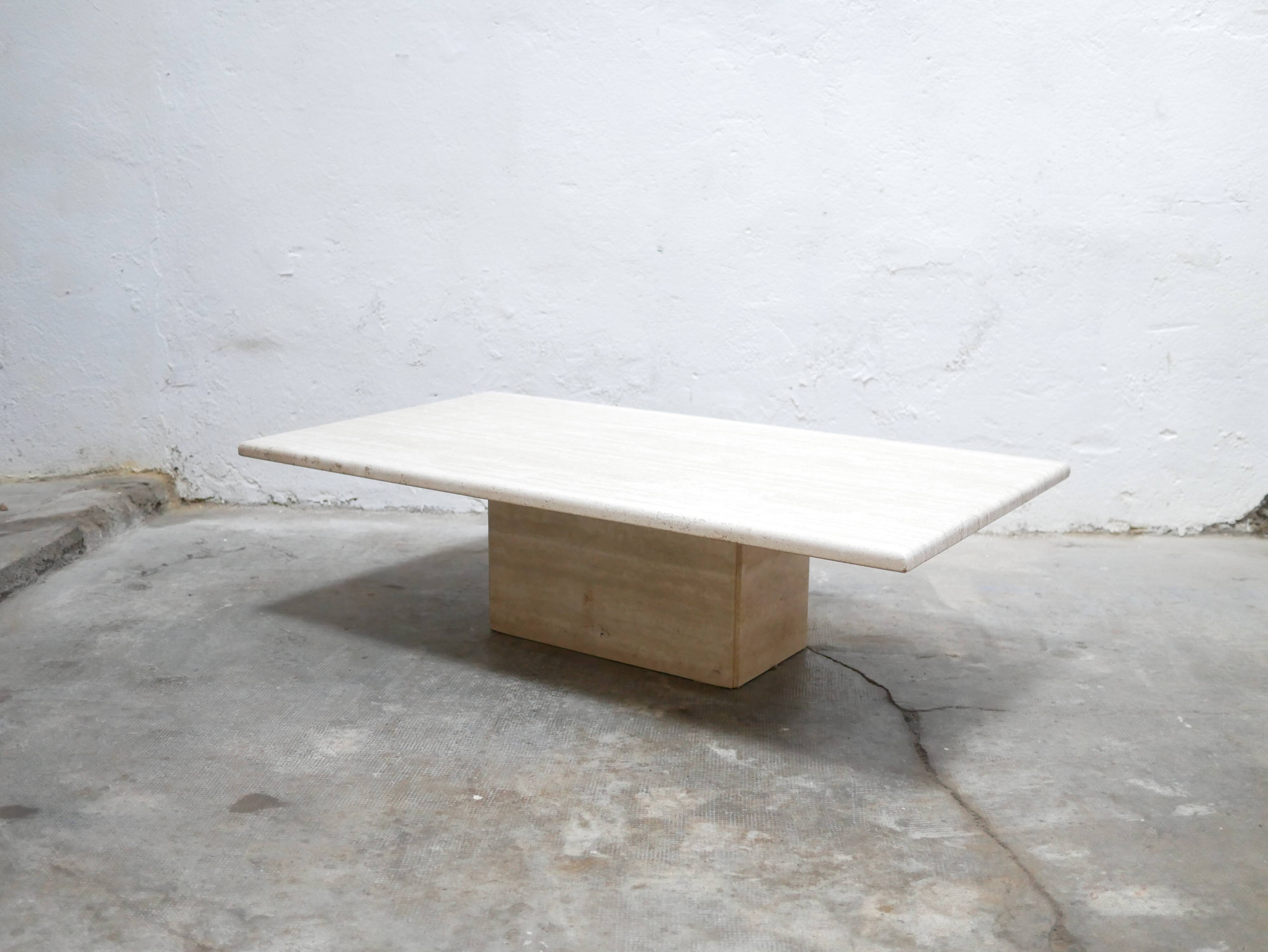 Table basse vintage en travertin