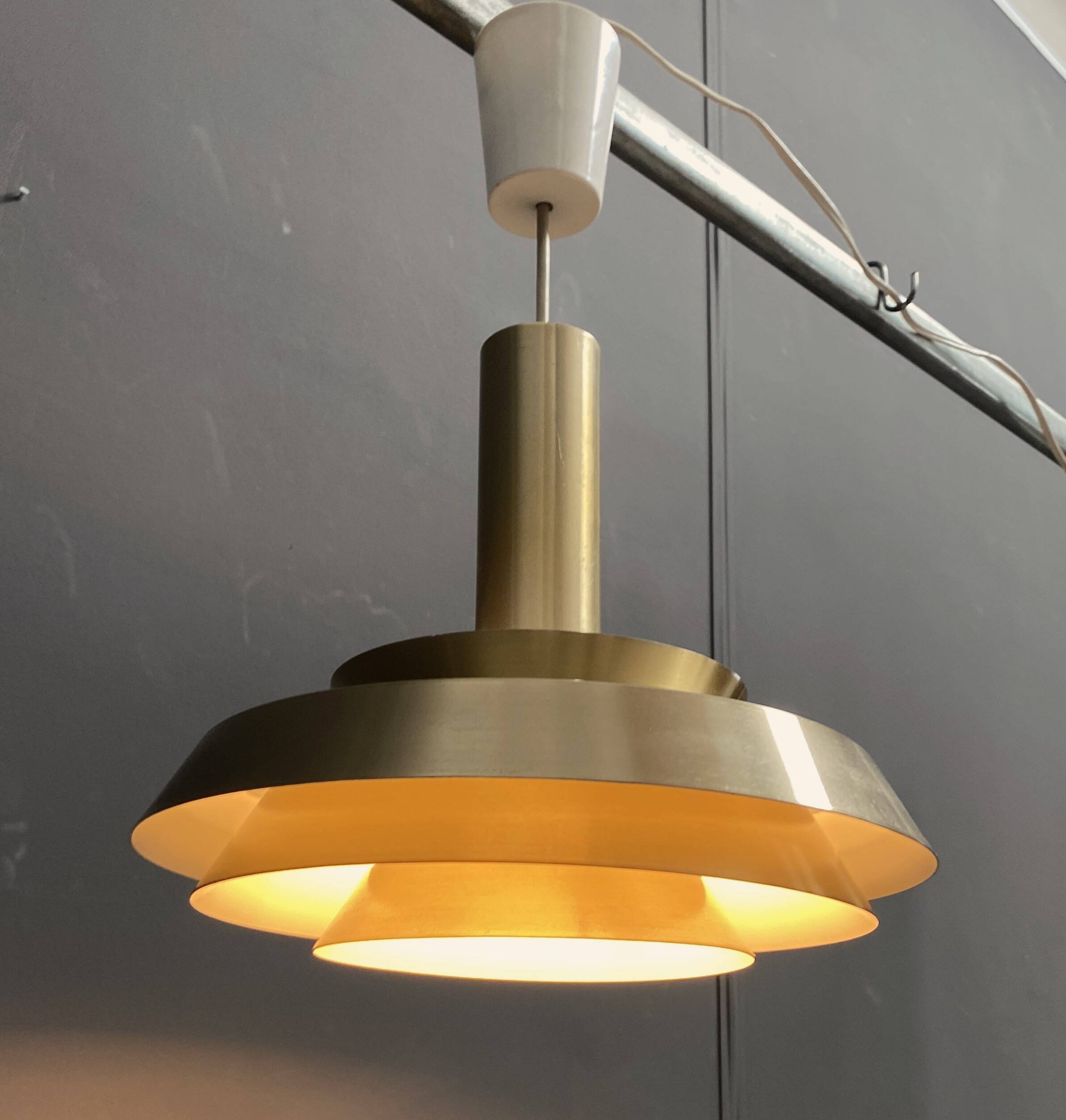 Lampe à suspension en métal VEB couleur laiton et blanc années 1960