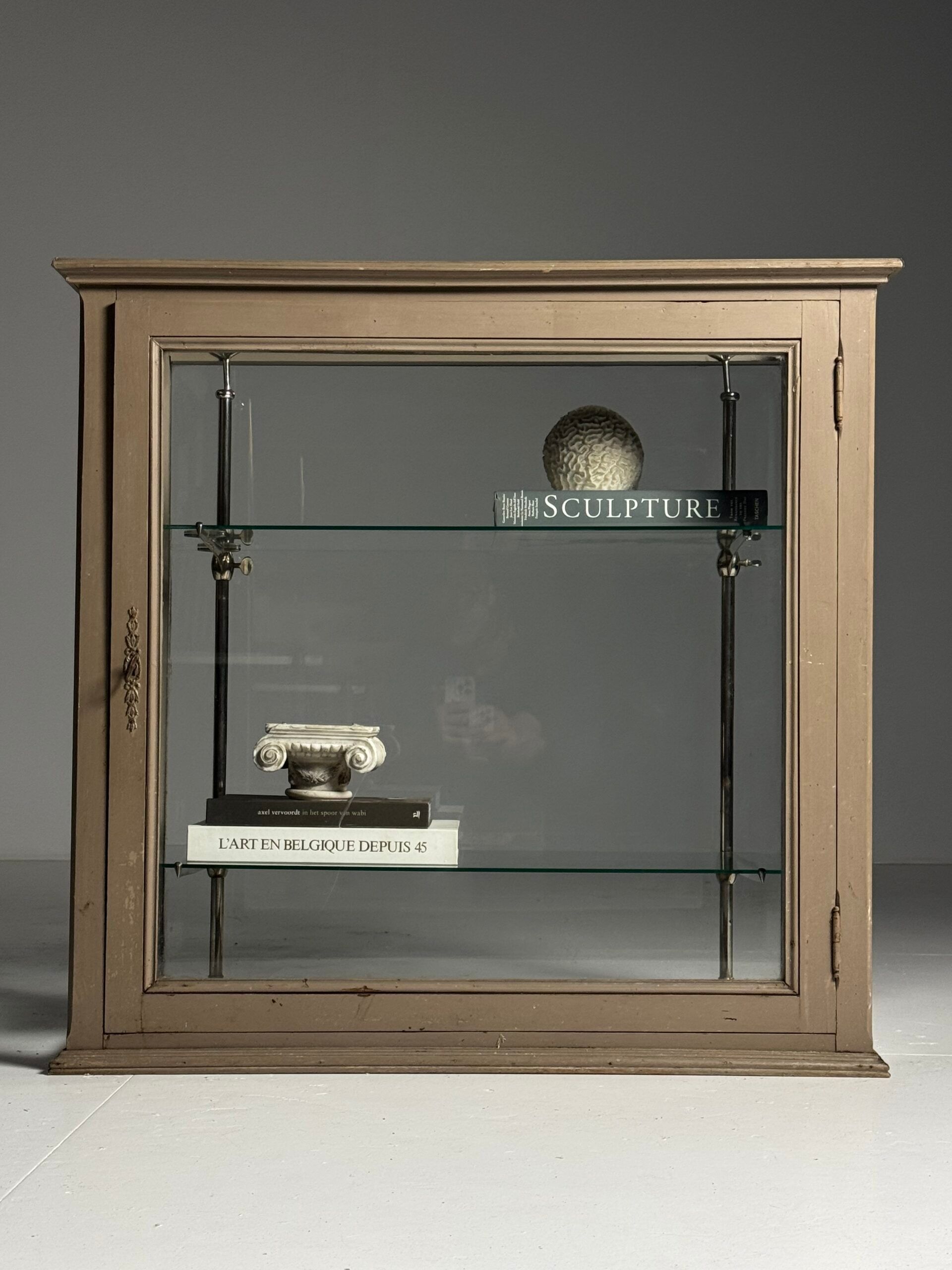 Vitrine française du début du 20e siècle grise