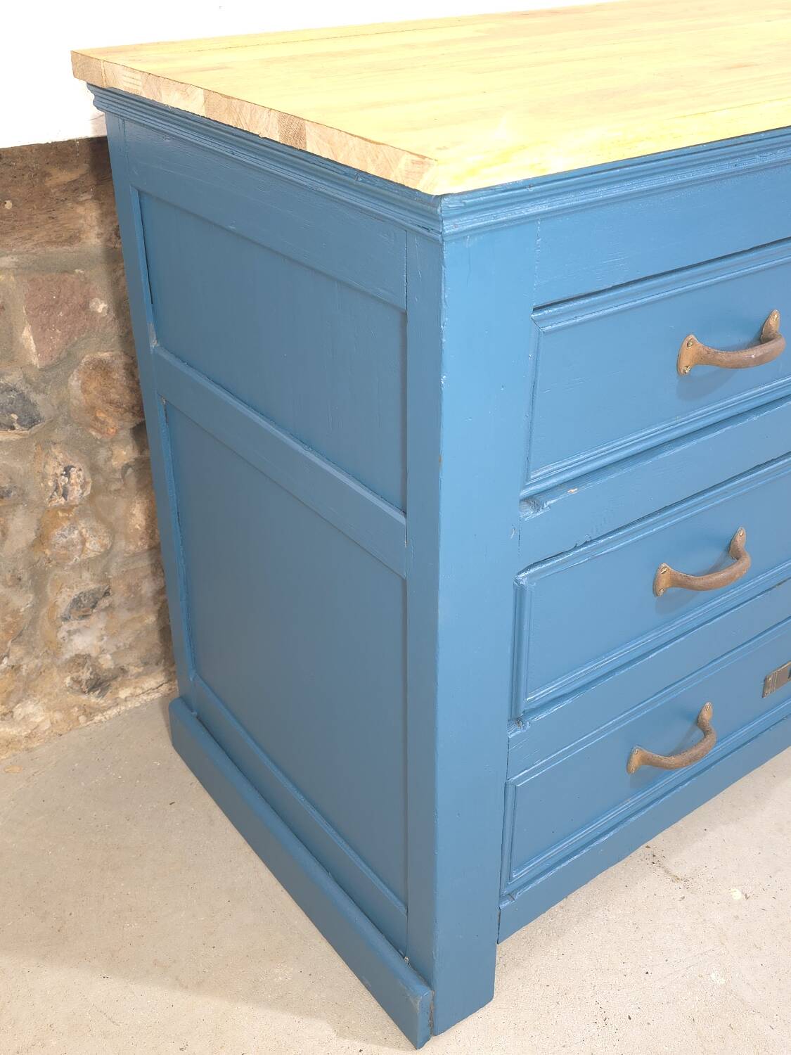 Commode ancienne bleue et dessus chêne