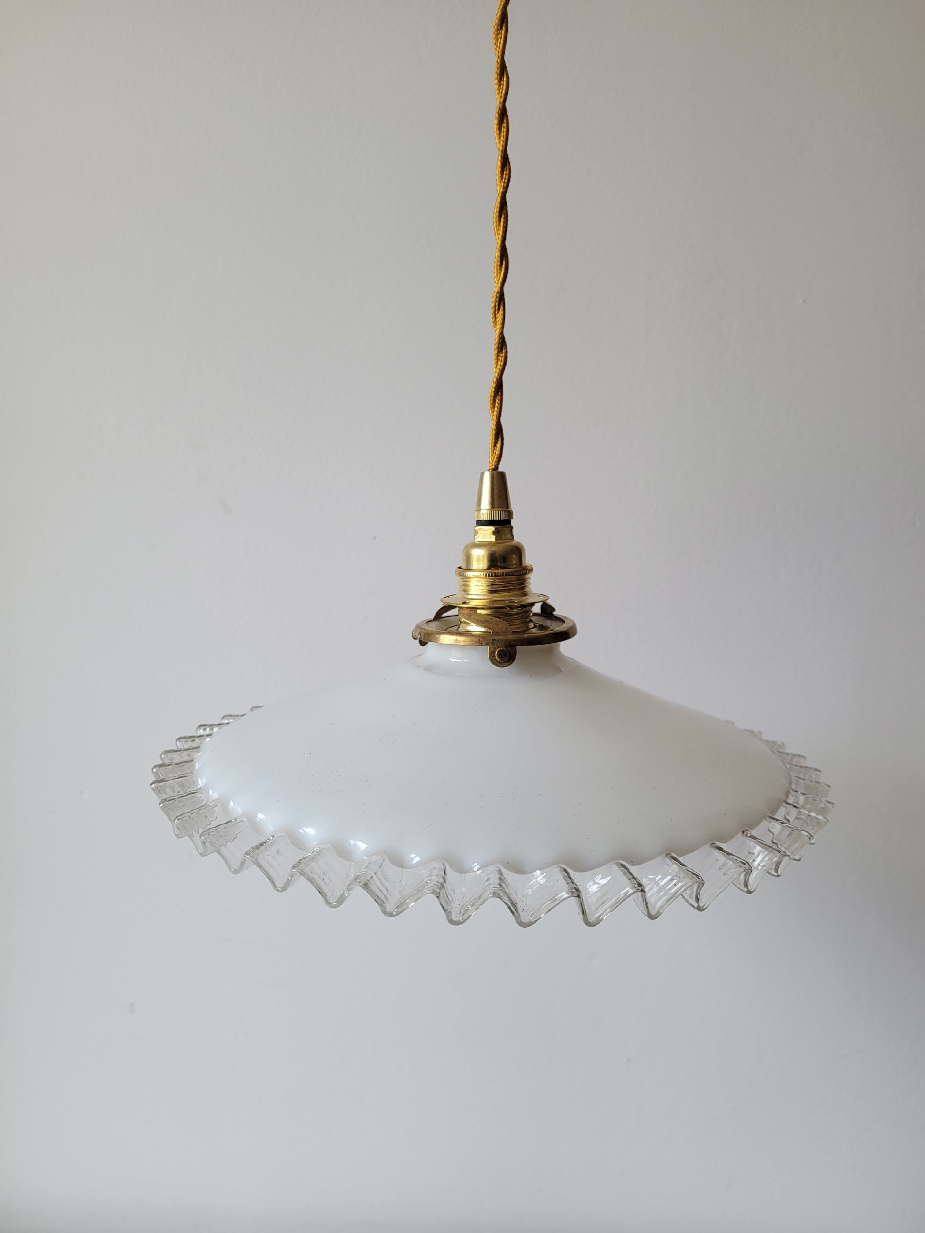 Suspension en opaline dentelée