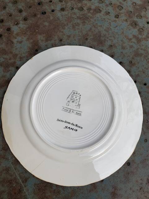 Collectible plate painted by Henry Simon, market gardening at the inn, in enameled ceramic,