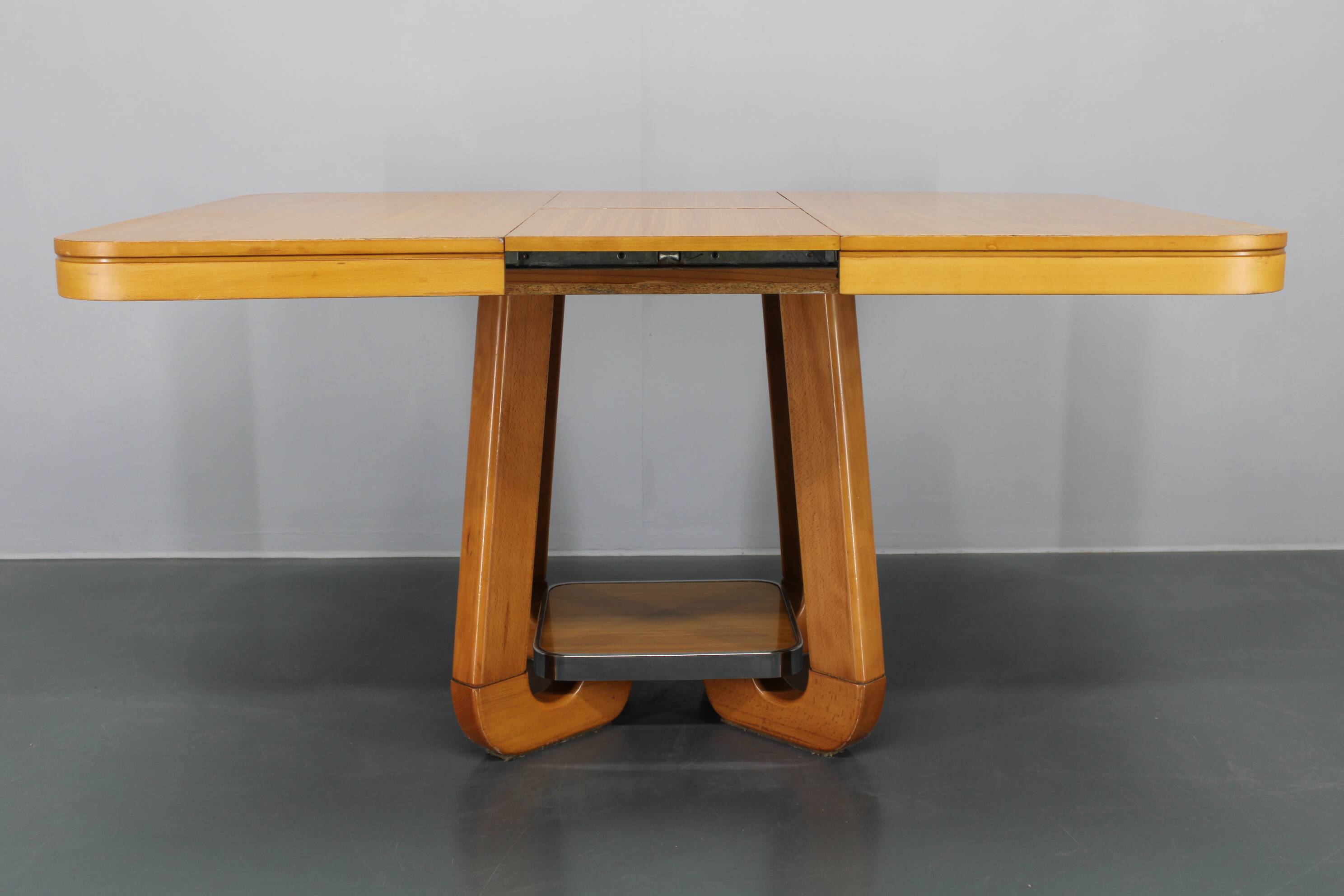 1970s Italian Extendable Dining Table in Maple Finish