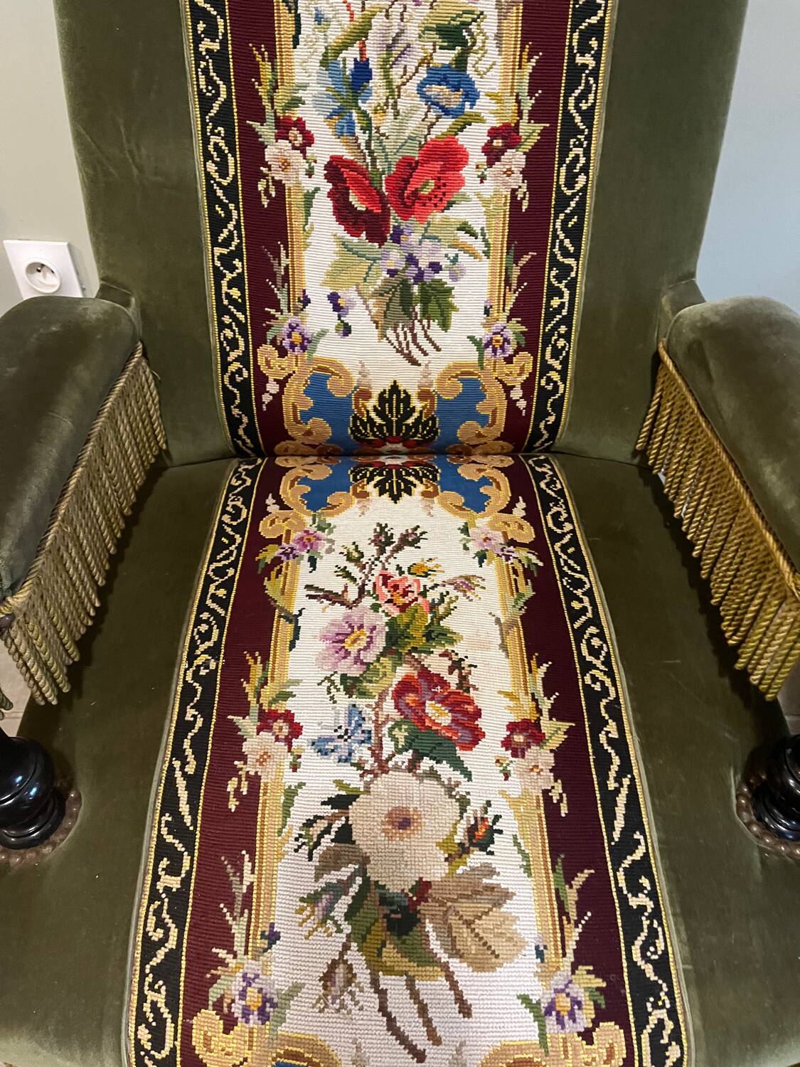 Paire de fauteuils en velours et tapisserie