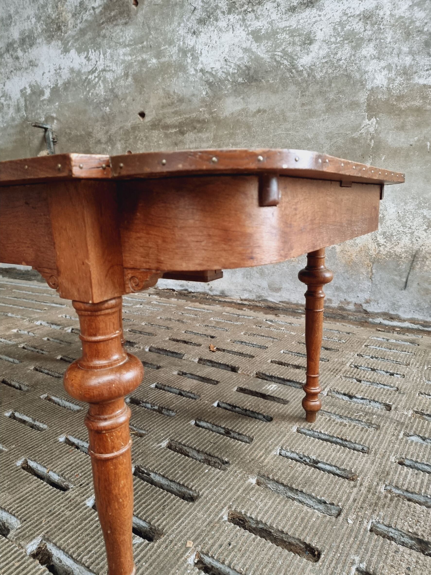 Antique extendable diningtable