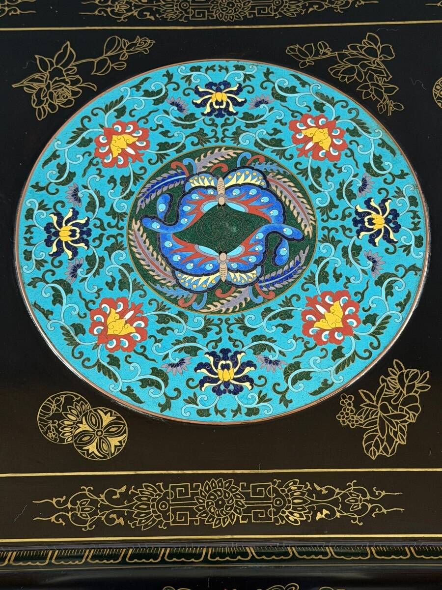 Black lacquered wooden coffee table with cloisonné and polychrome decoration, 20th century.