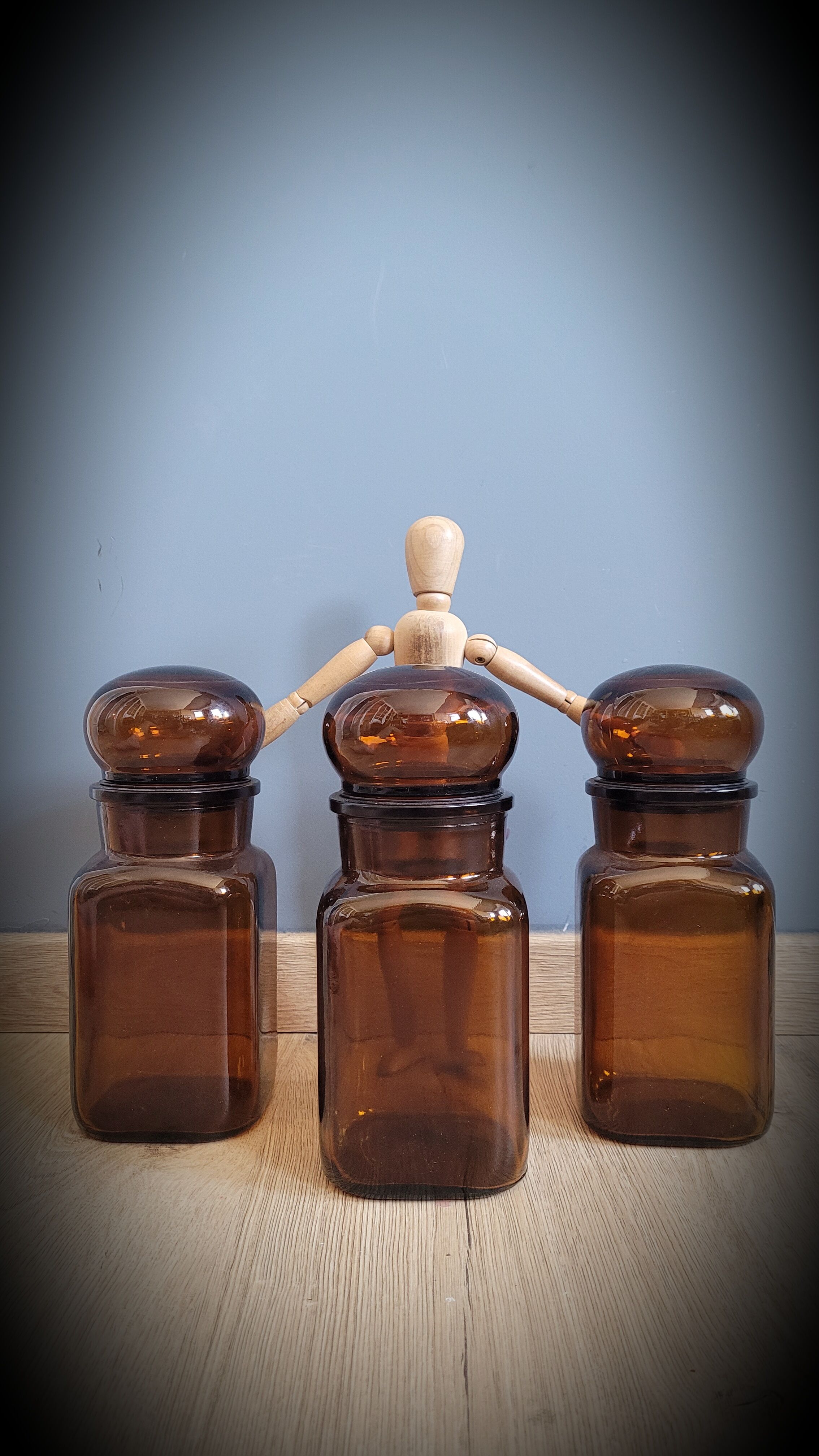 Trio bottles brown round cap