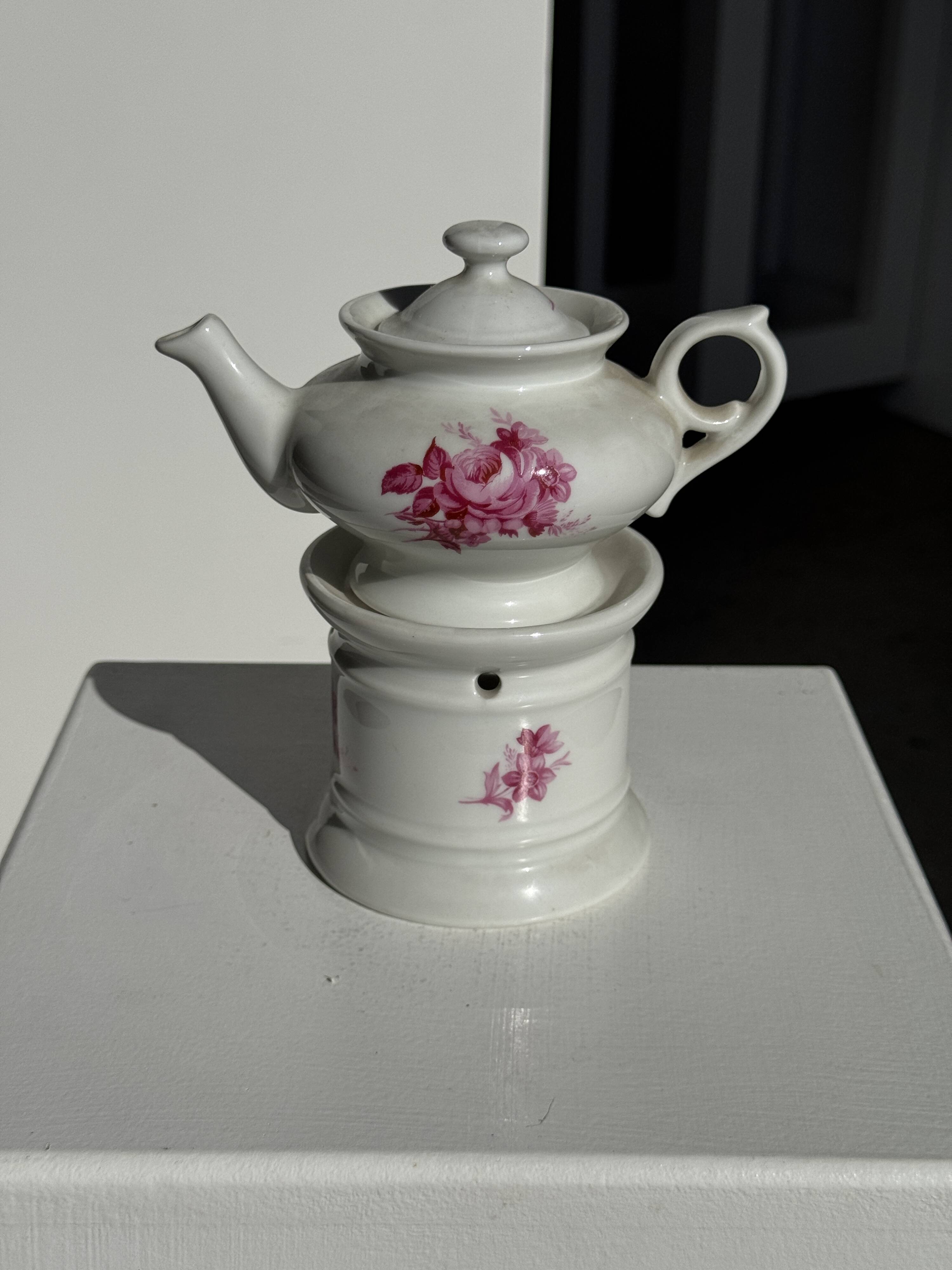 Complete porcelain teapot and warmer with pink floral decoration H18