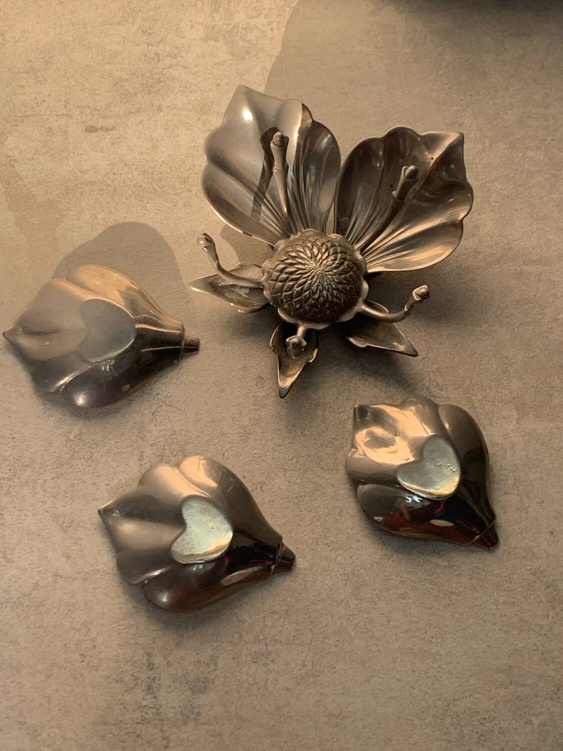 Silver metal flower with removable petals