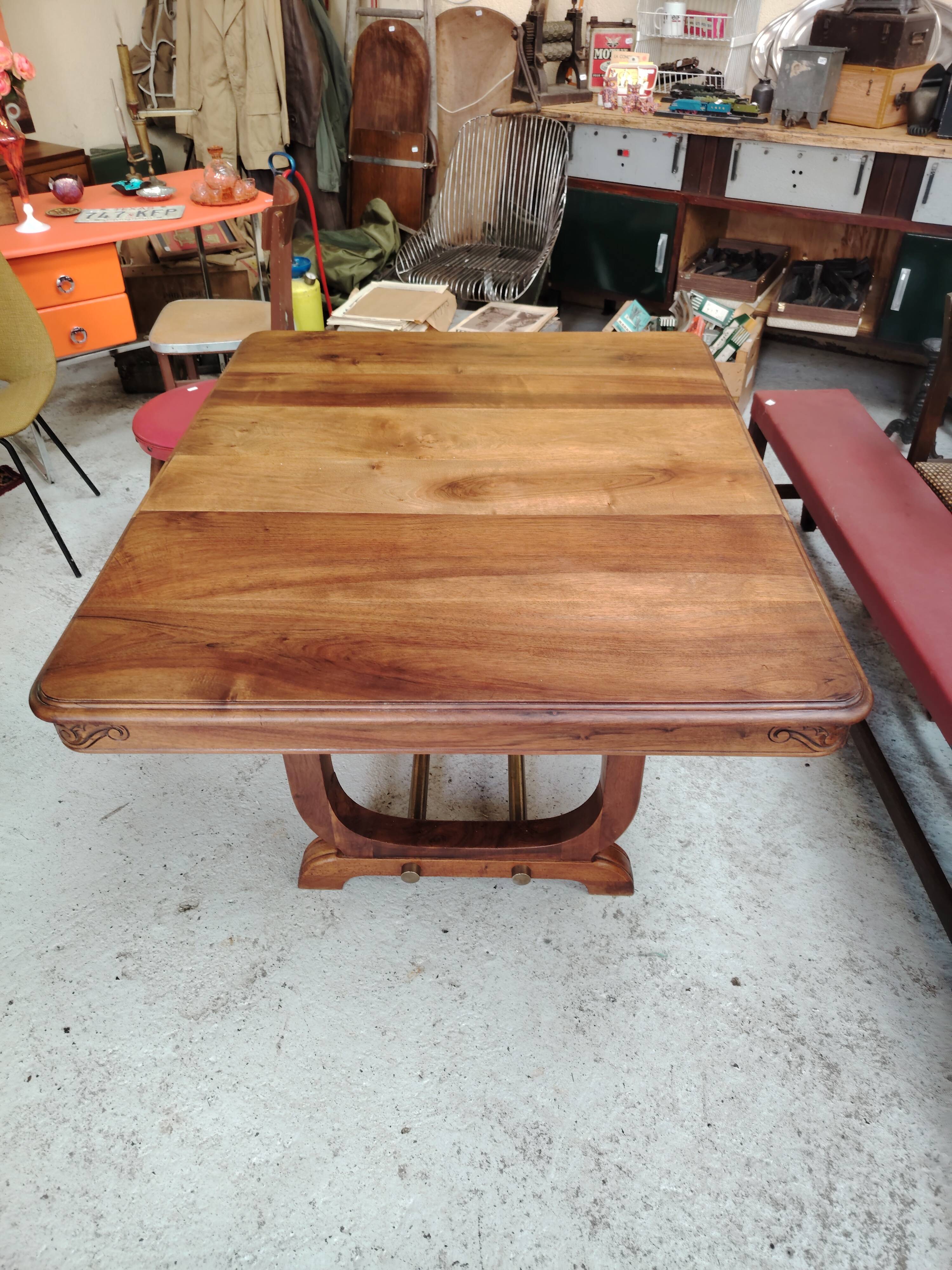 Art Deco extendable table in solid wood and brass.