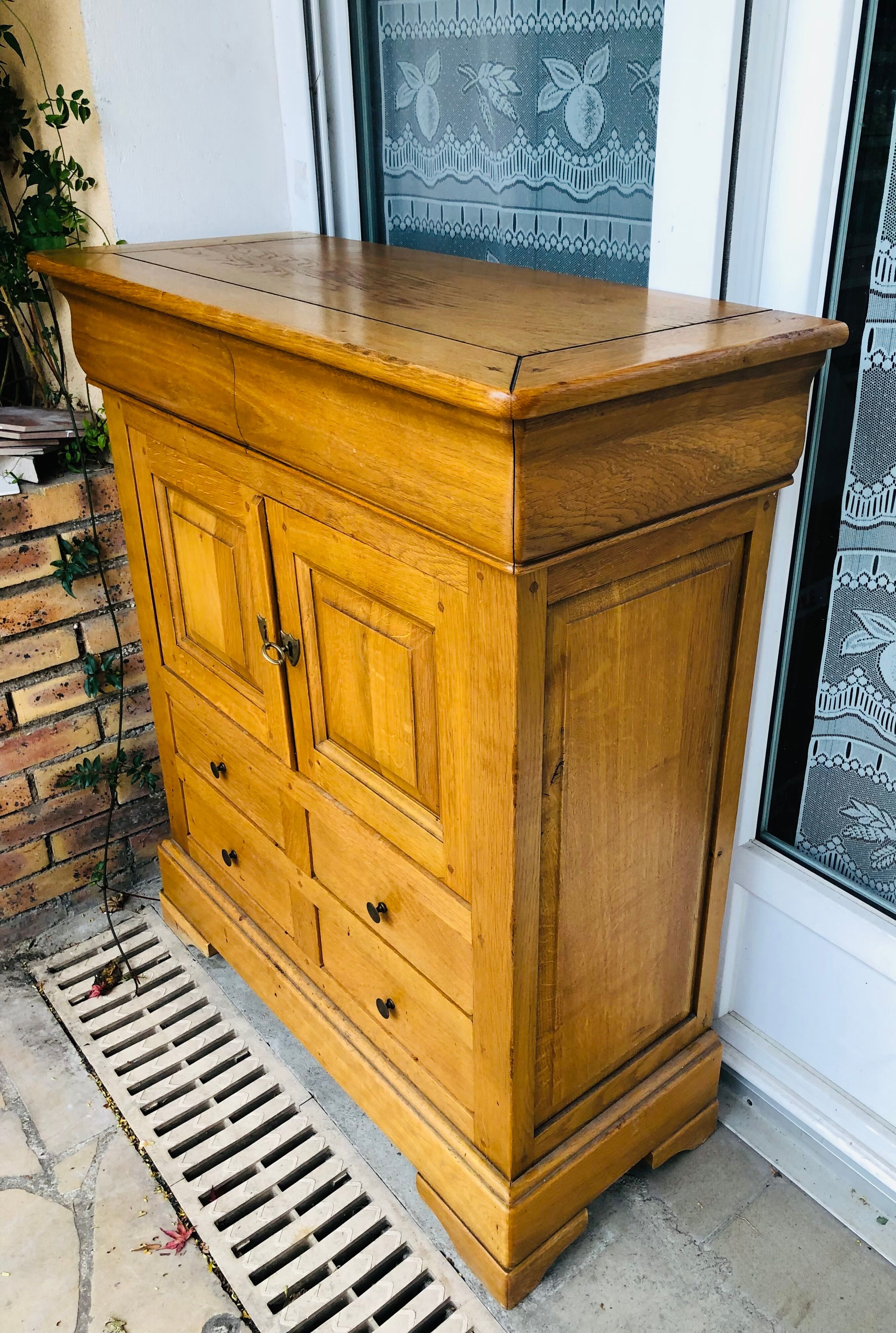 Entrance cabinet in light solid wood