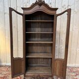 Vitrine - Bibliotheque étroite de style Louis XV en noyer