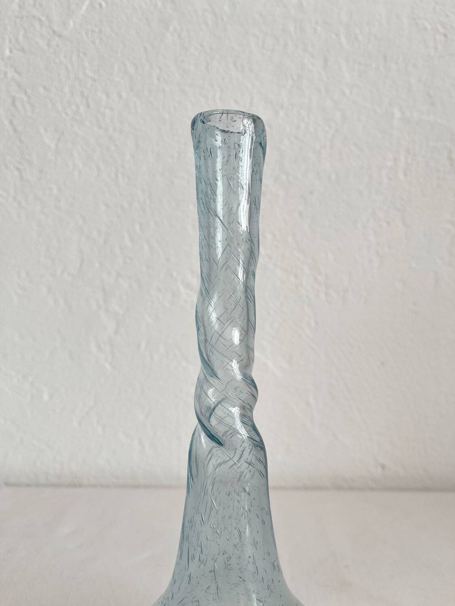 Vase soliflore en verre soufflé bullé torsadé Biot vintage