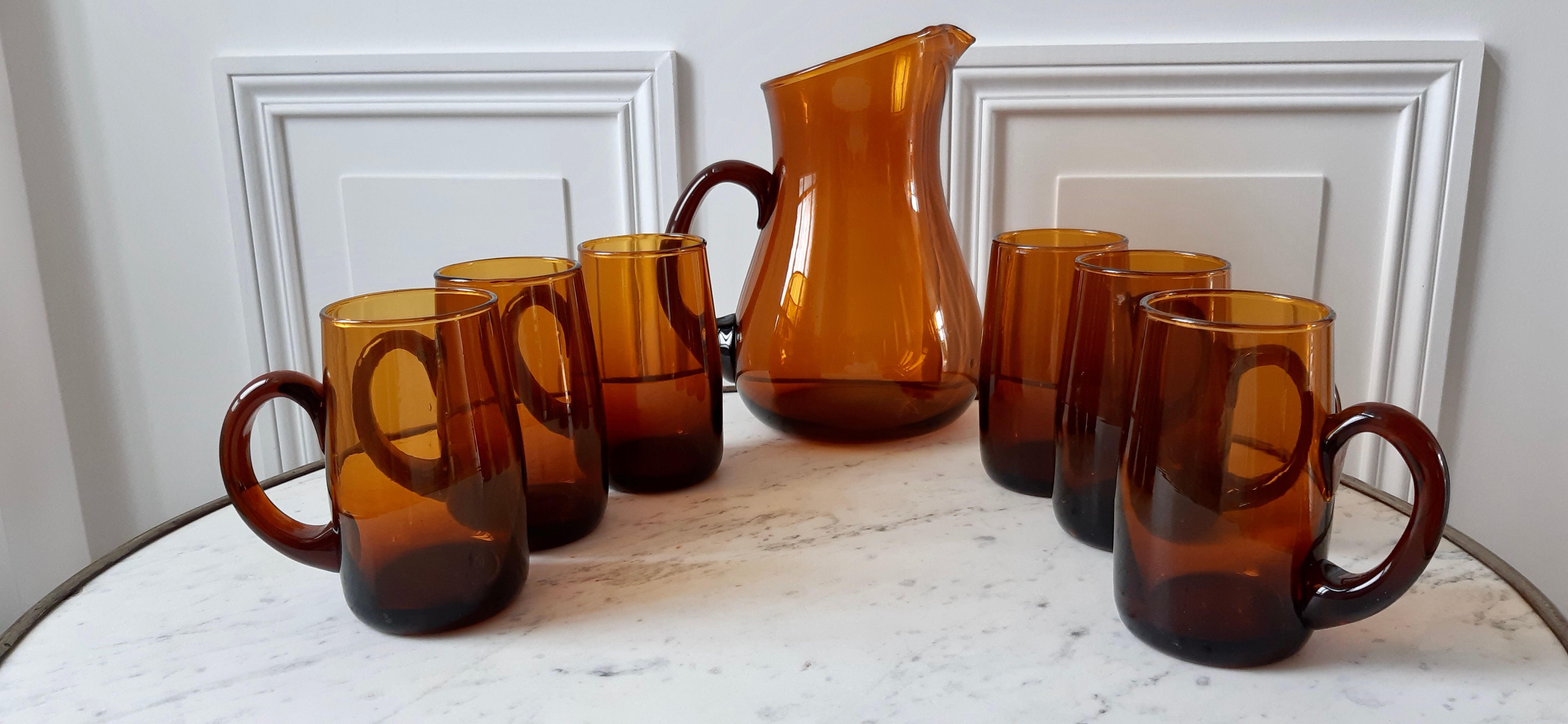 Ensemble composé d’un pichet et de 6 verres ambrés années 70