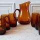 Ensemble composé d’un pichet et de 6 verres ambrés années 70