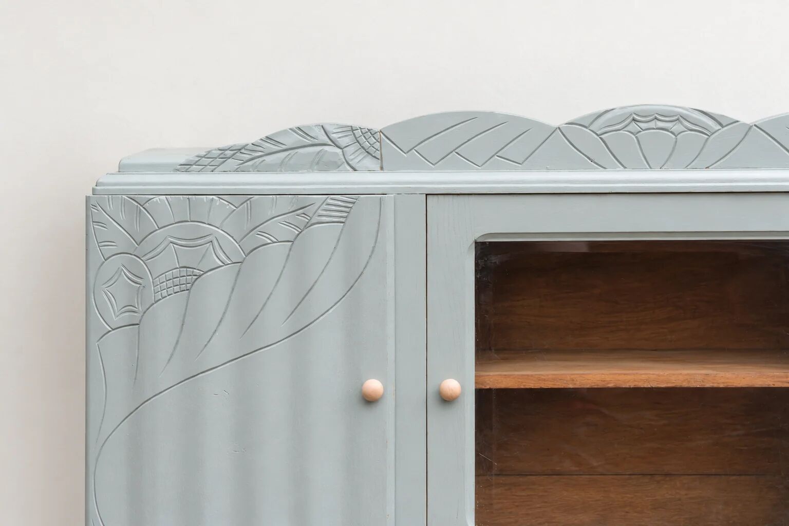 Art Deco sideboard renovated in blue-grey – Bevelled glass and wooden legs – 132.5 cm