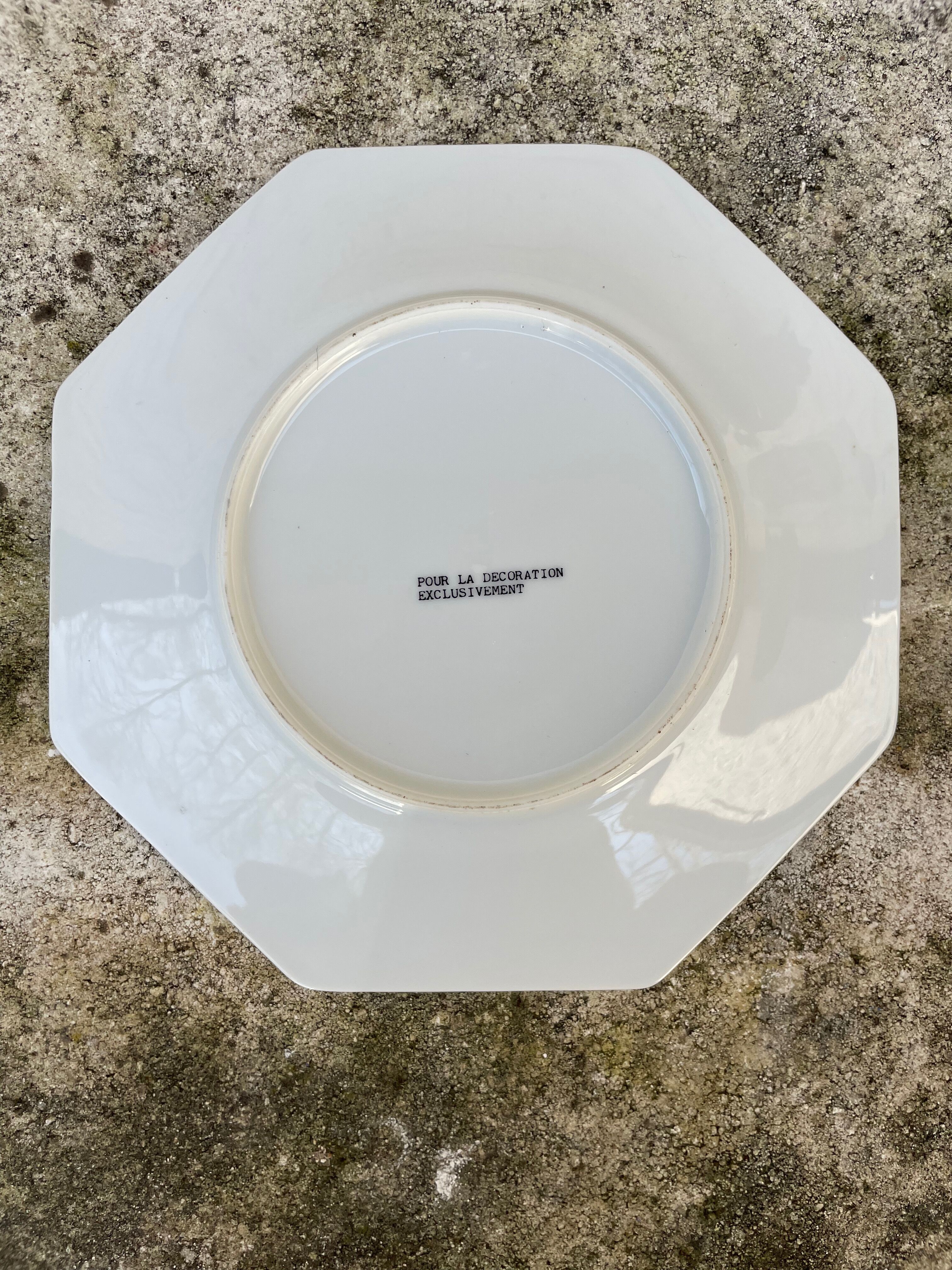 Antique octagonal plate with bird and peony motifs, chinoiseries.