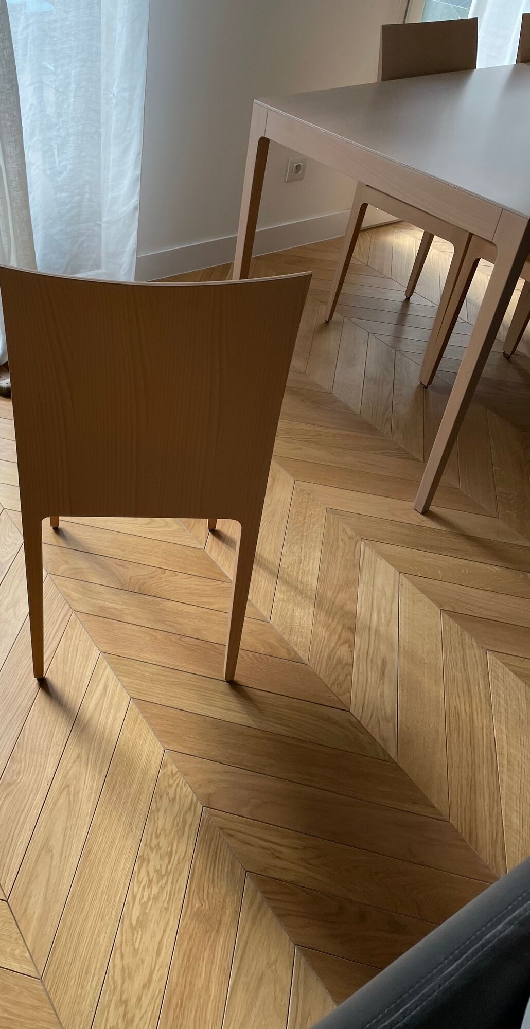 Set table and chairs