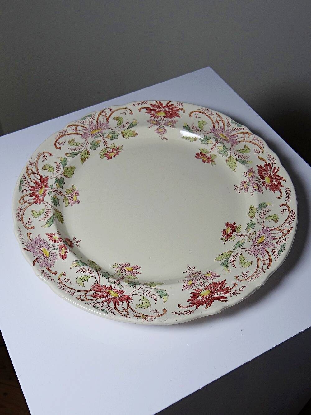 Plat de service ancien Longchamp Pâquerettes terre de fer polychrome XIXe