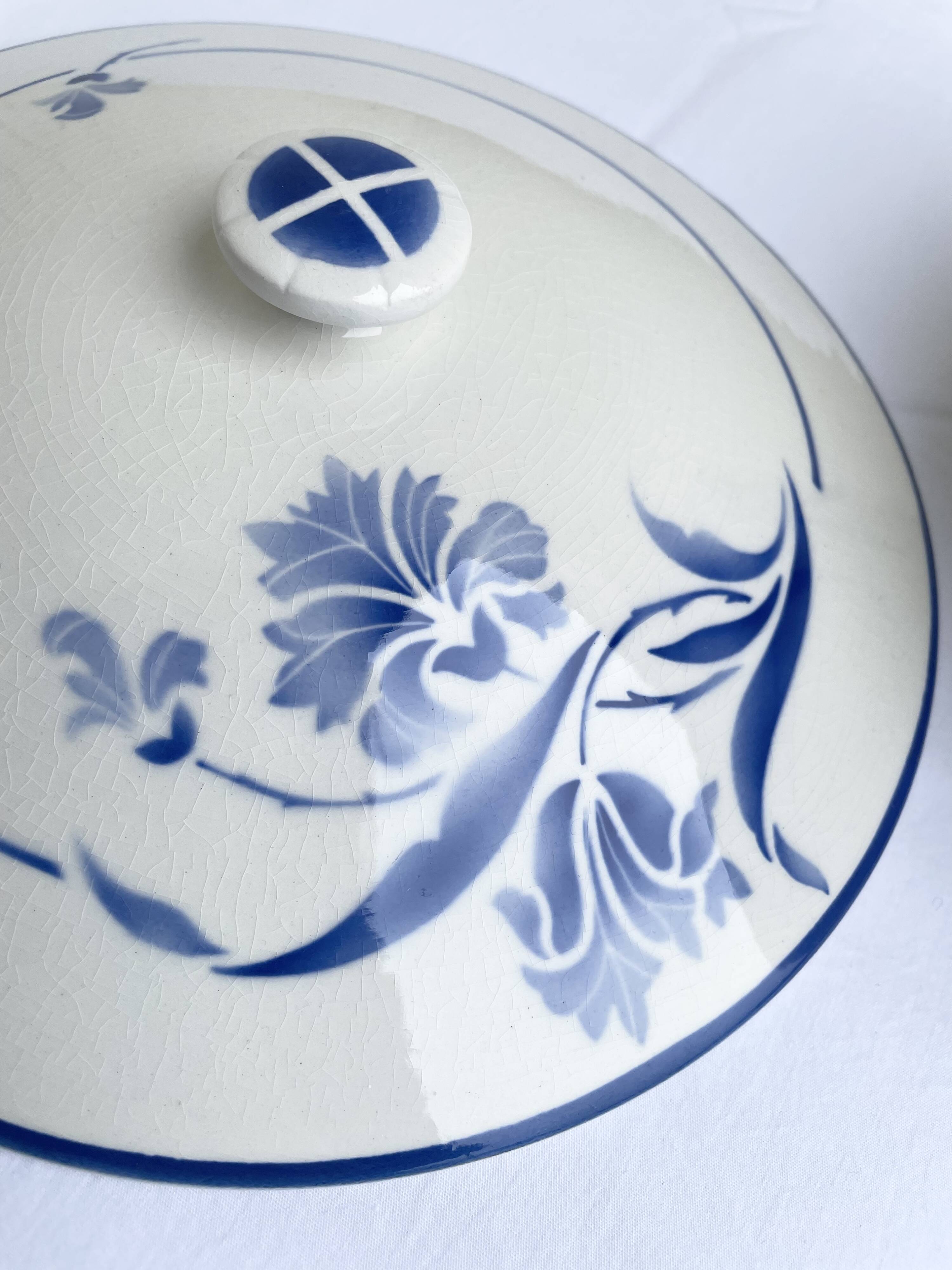 Antique GIEN soup tureen model "Alberic" from the 1940s.