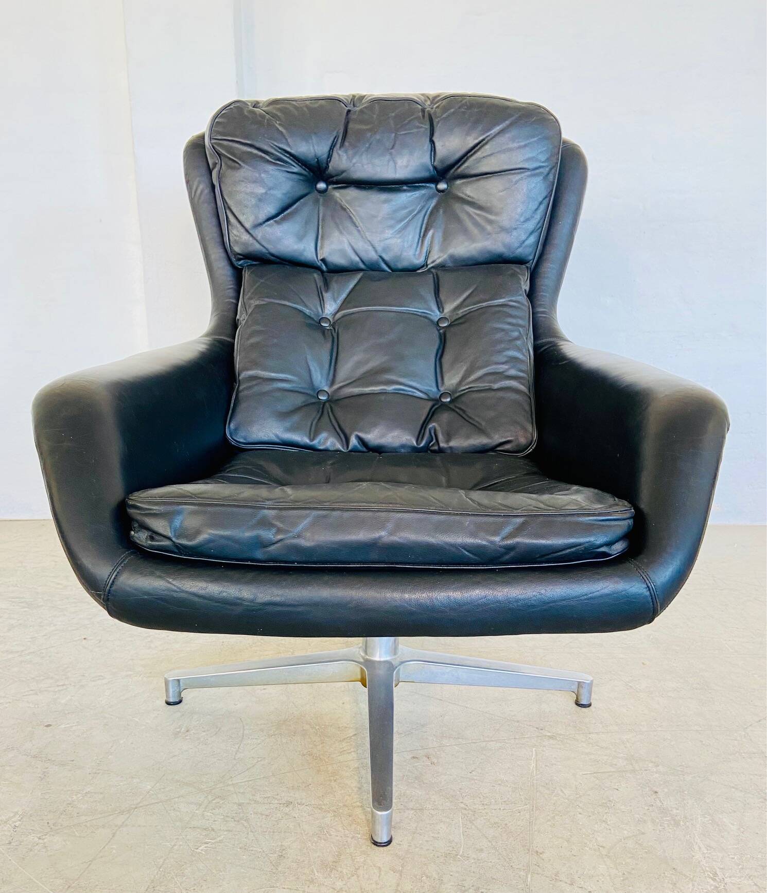 Vintage Danish swivel chair in black leather by Bramin