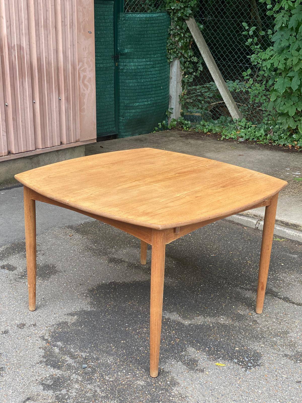 Renovated teak dining table Henry Rosengren Hansen Brande møbelindustri