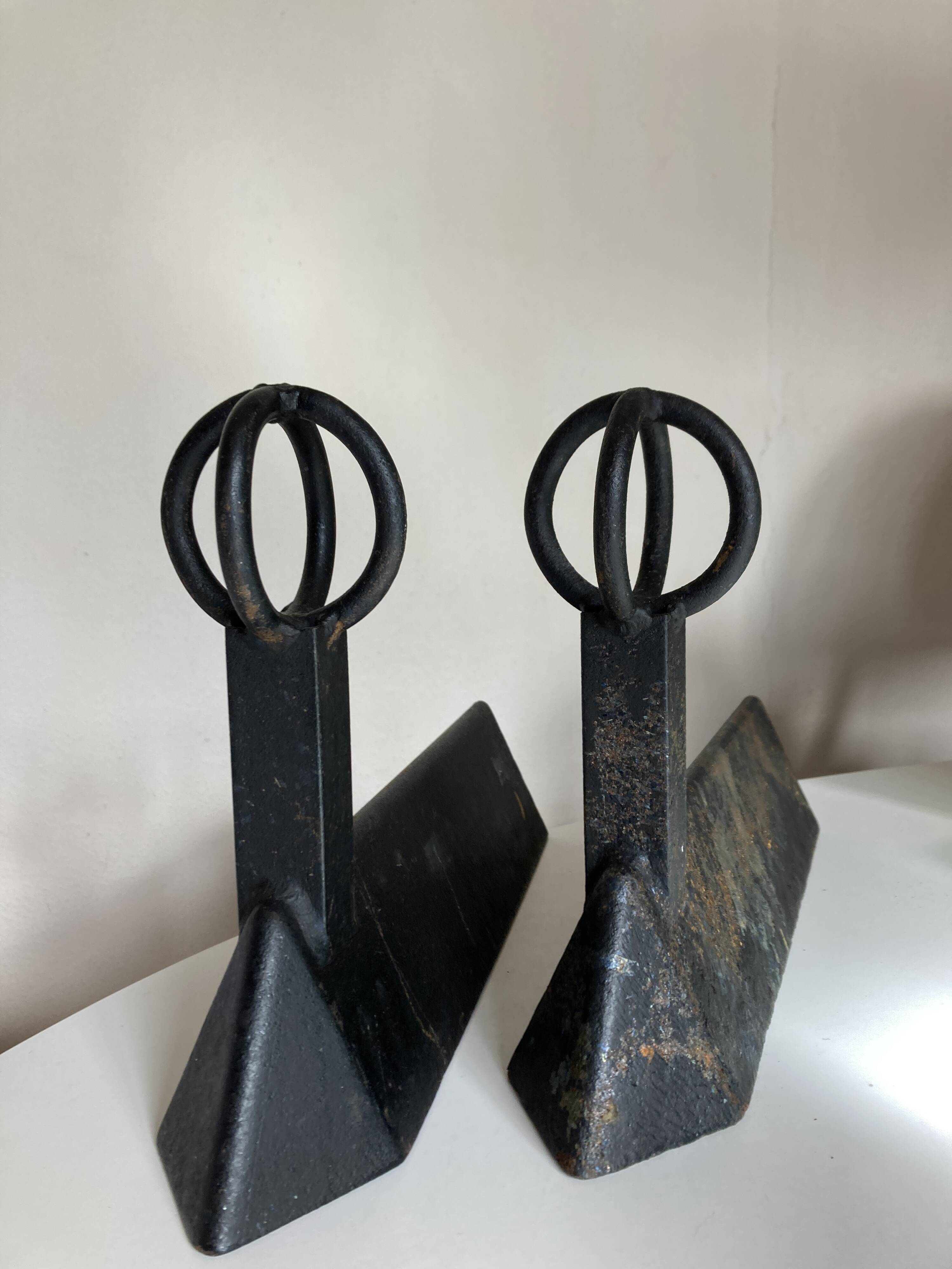 Paire de chenets modernistes mid century en fonte