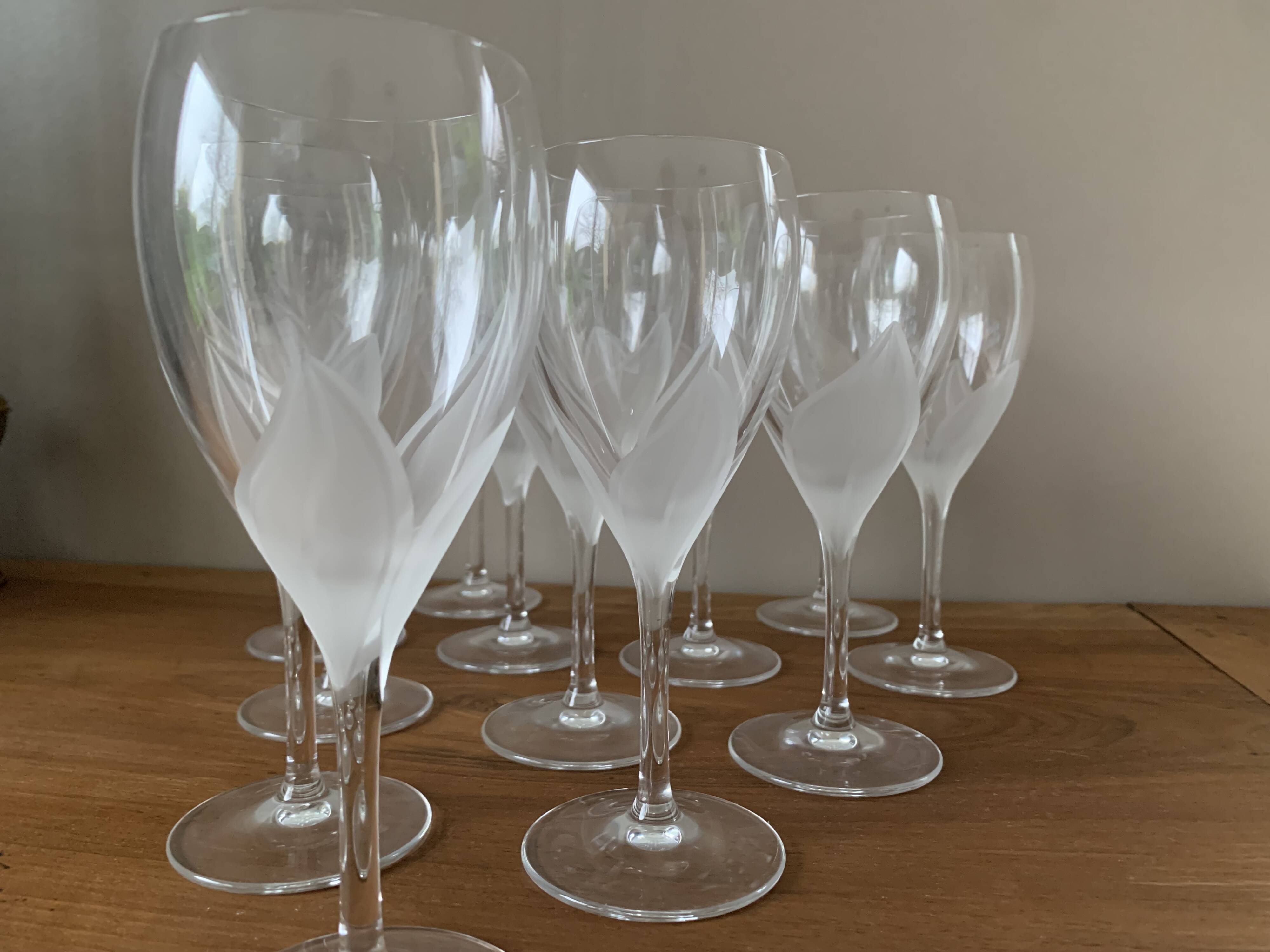 12 verres à vin décor feuille