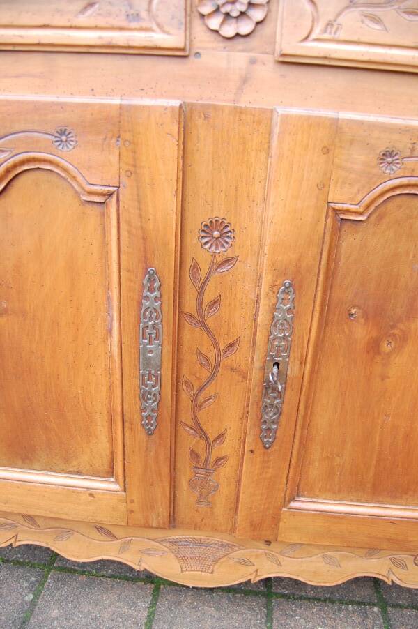 Louis XV buffet in walnut from the early 19th century.