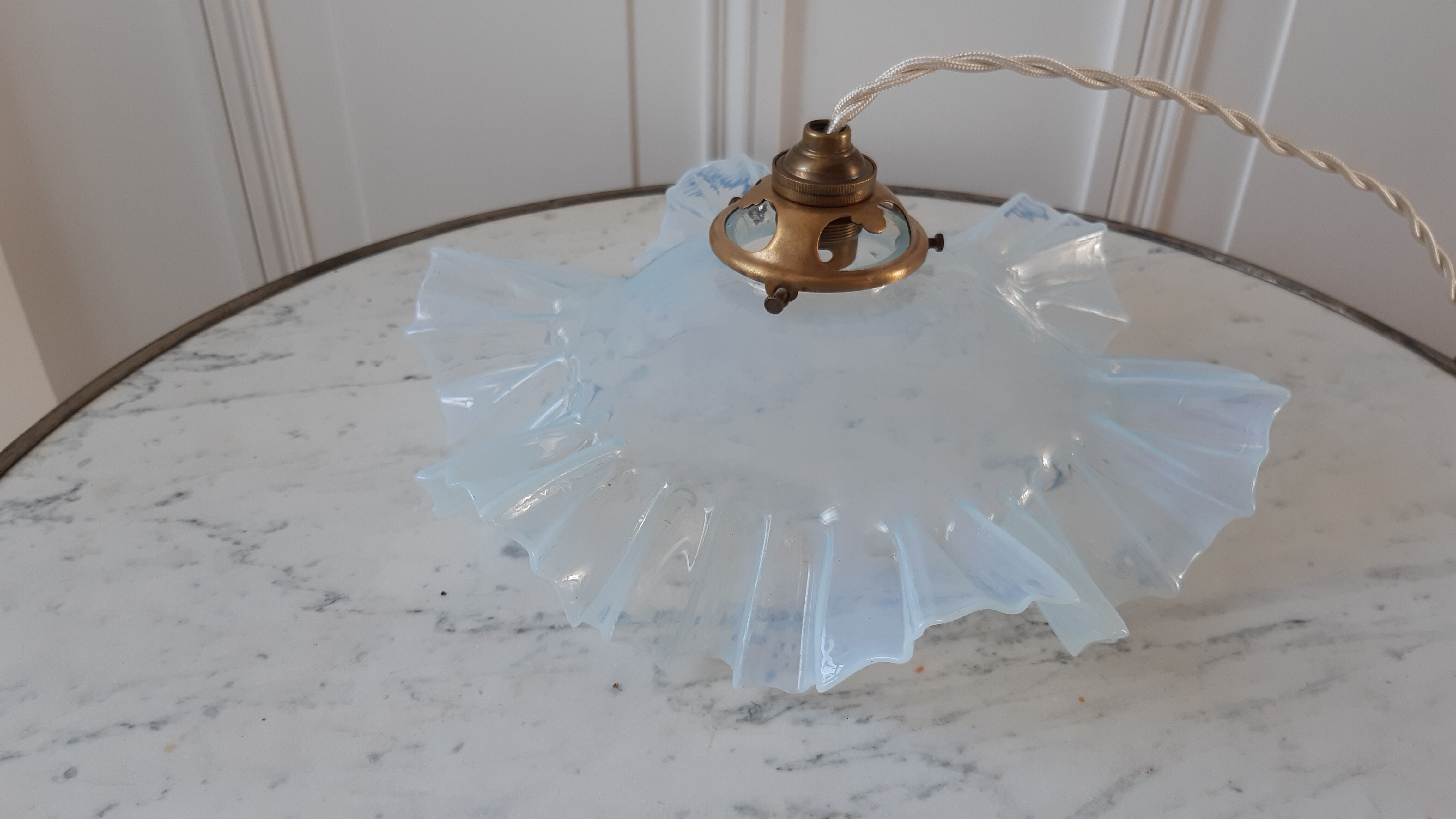Suspension en opaline verre opalescent années 50