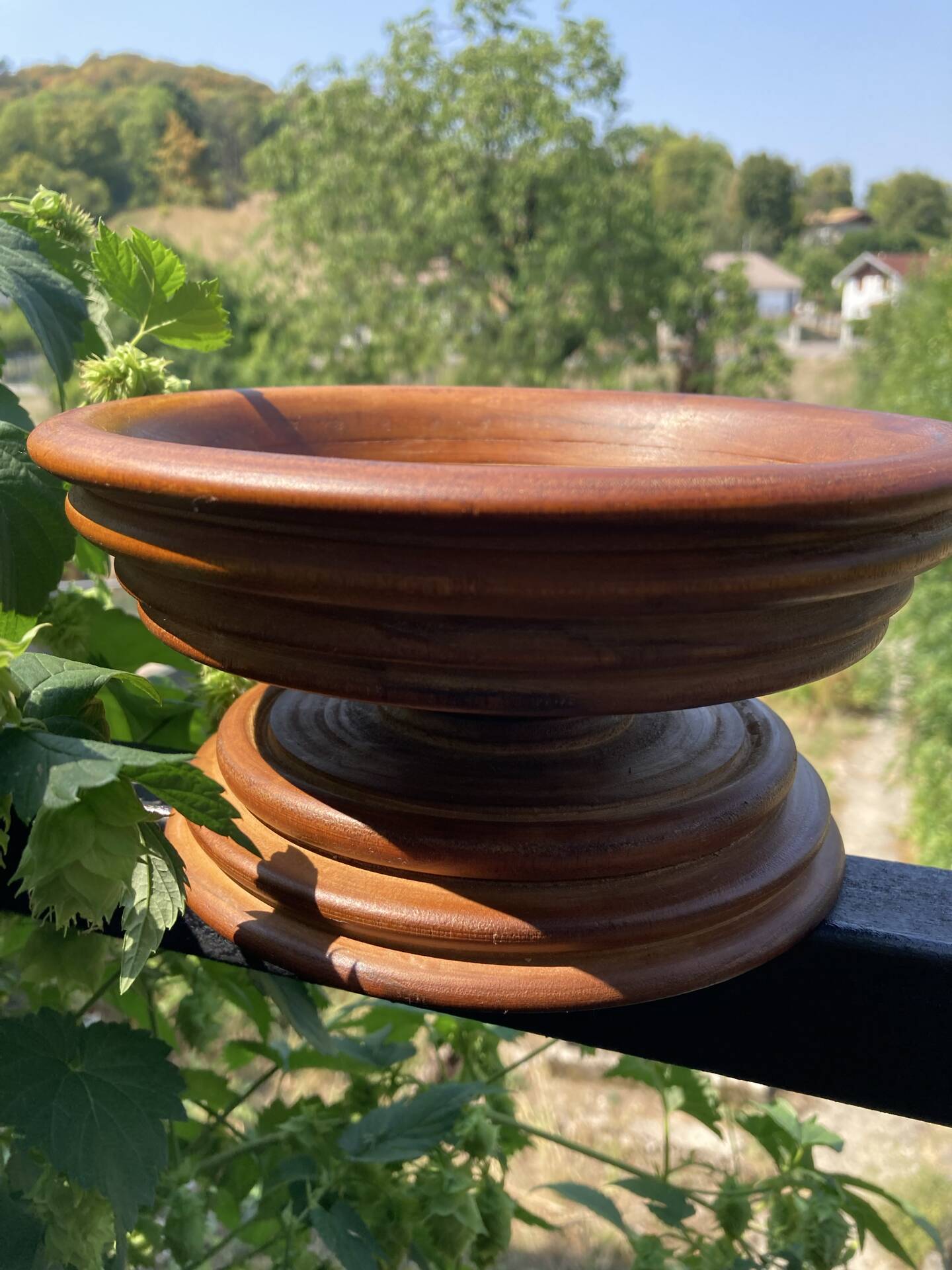 Turned wooden bowl craftsmanship from Haute-Marne.