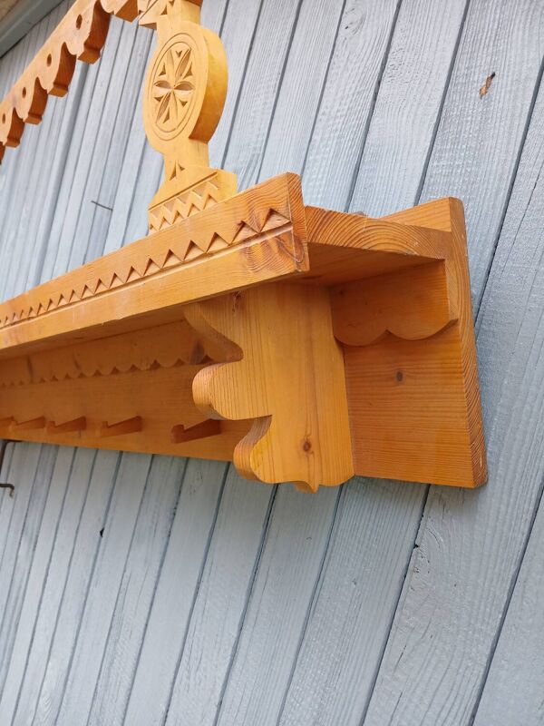 Étagère murale ancienne en bois sculpté