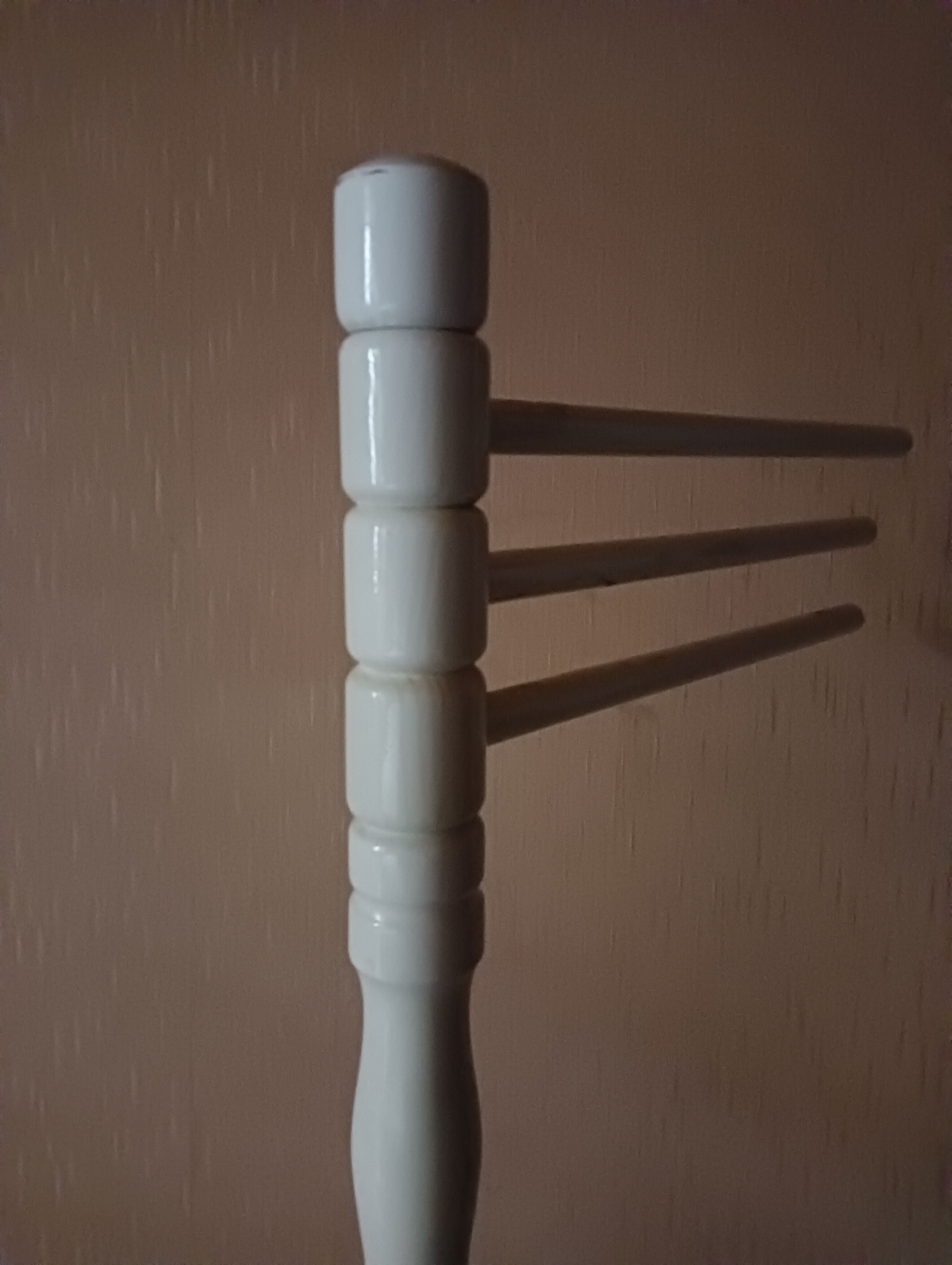 Bath towel rack in white wood, three bars.