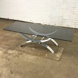 Table basse allongée en verre avec base chromée élégante