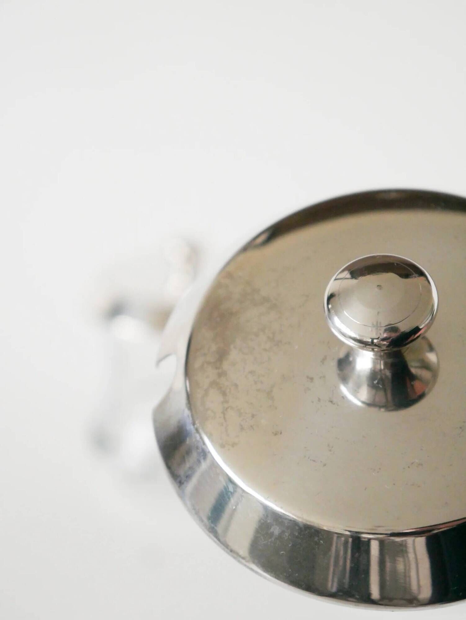 Pair of crystal and silver-plated condiment pots, Saint Hilaire, 1960.