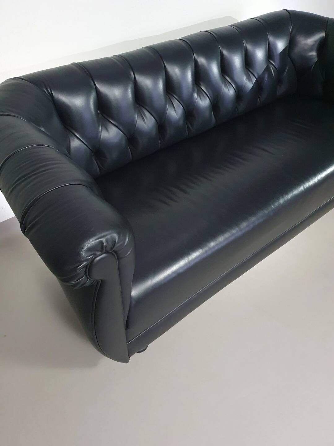 Rotonda sofa designed by Anna Gili originates from the Mastrangelo exposition in 1997 at The Frozen