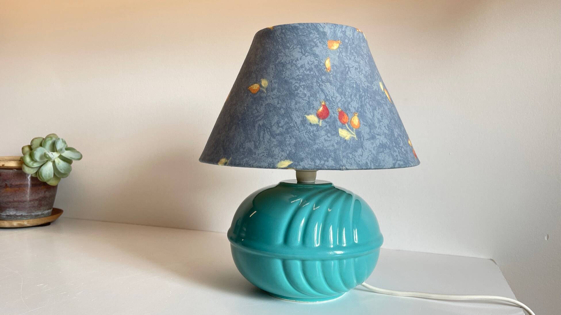 Lampe boule en céramique bleue vintage