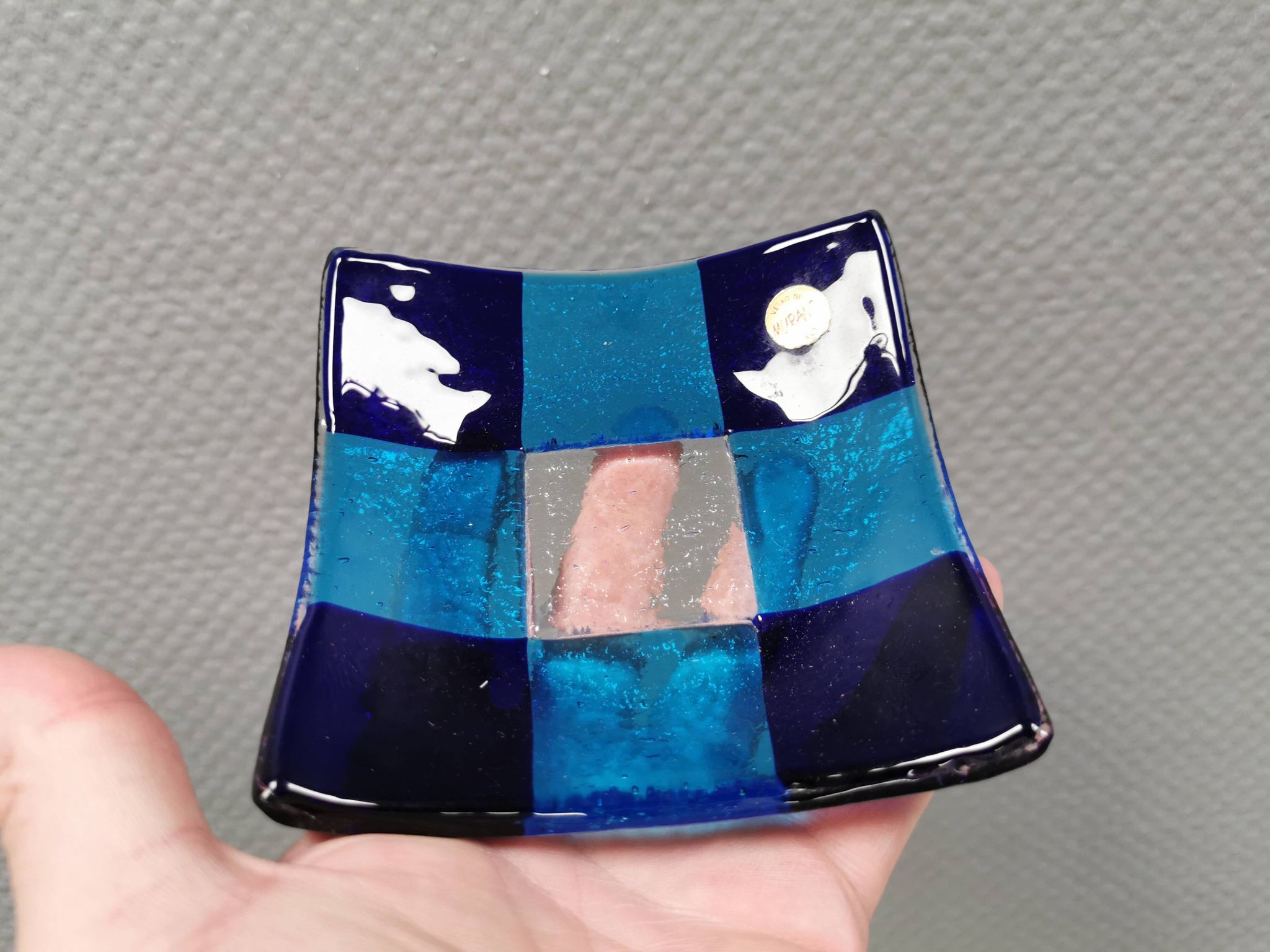 Petit bol/plat en verre de Murano de différentes nuances de bleu.