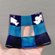 Petit bol/plat en verre de Murano de différentes nuances de bleu.