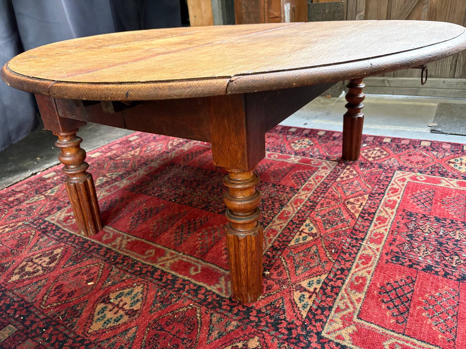 Round oak coffee table with drop leaves and turned legs