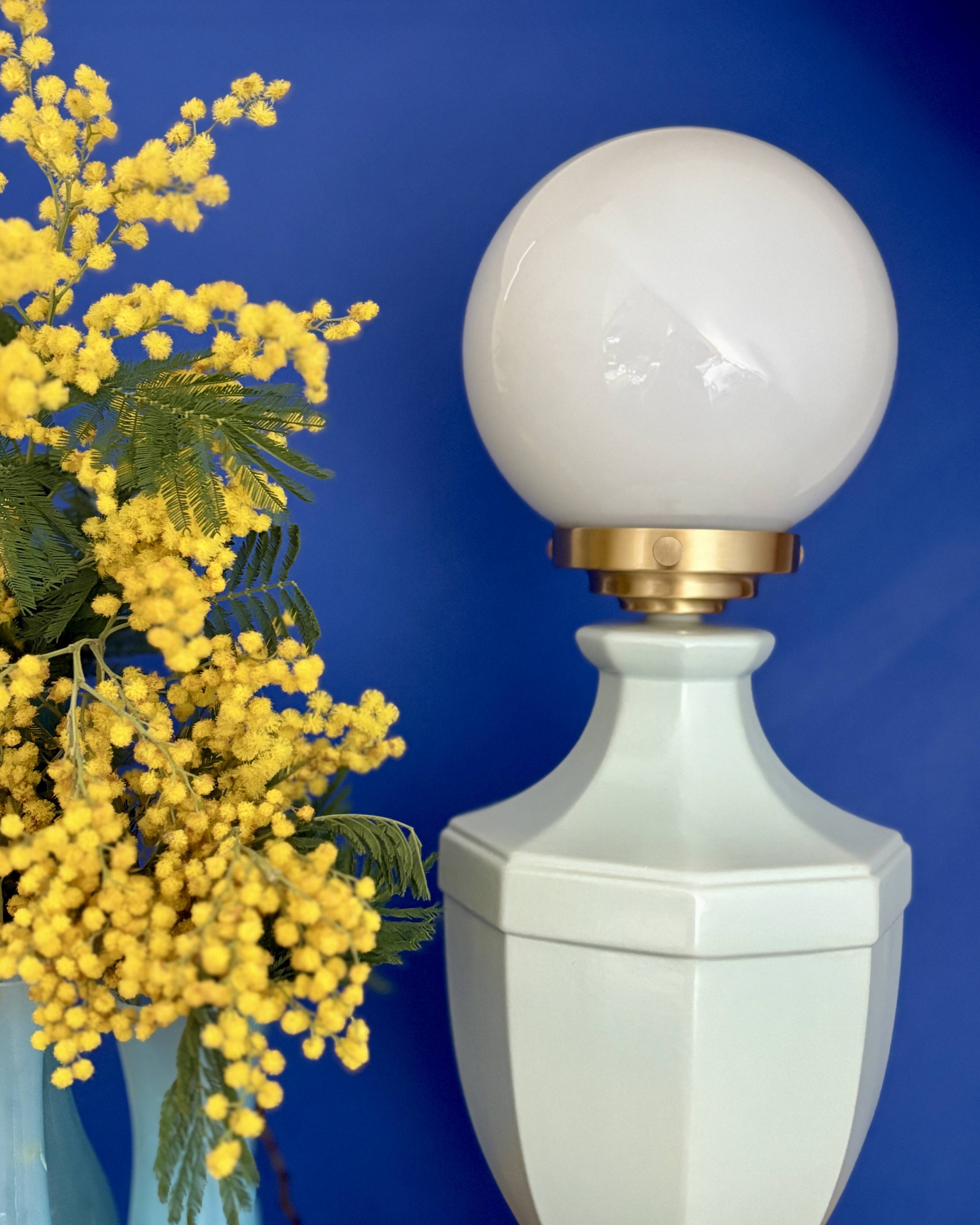 Vintage table lamp in blue ceramic and white opaline.