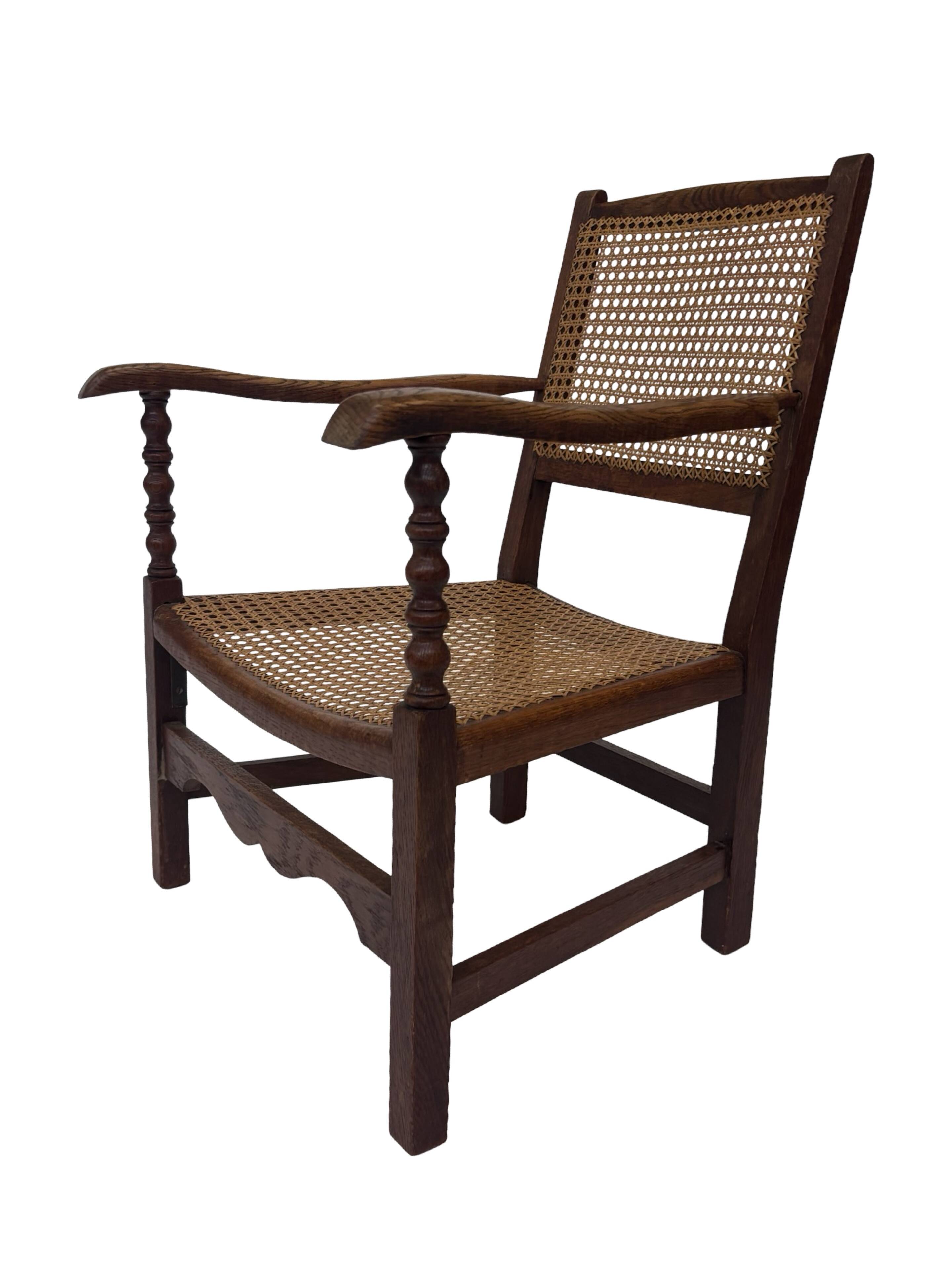 Fauteuil Art Déco en chêne tressé, design minimaliste.