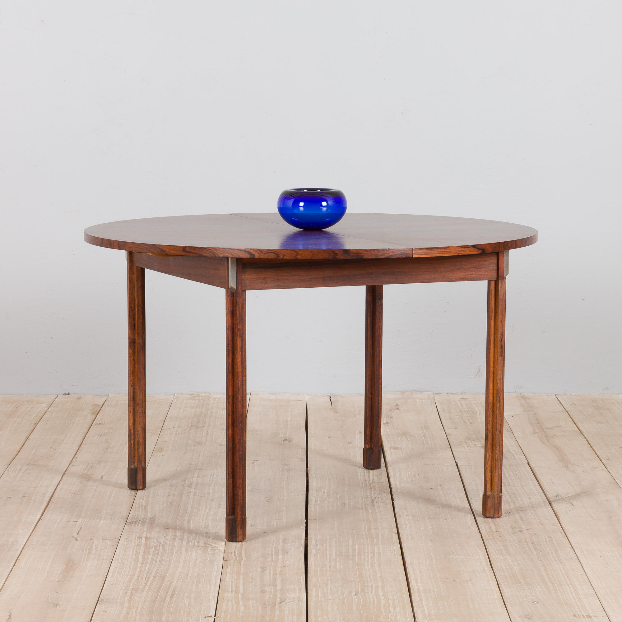 Italian mid century round extension dining table in Rosewood by Stildomus