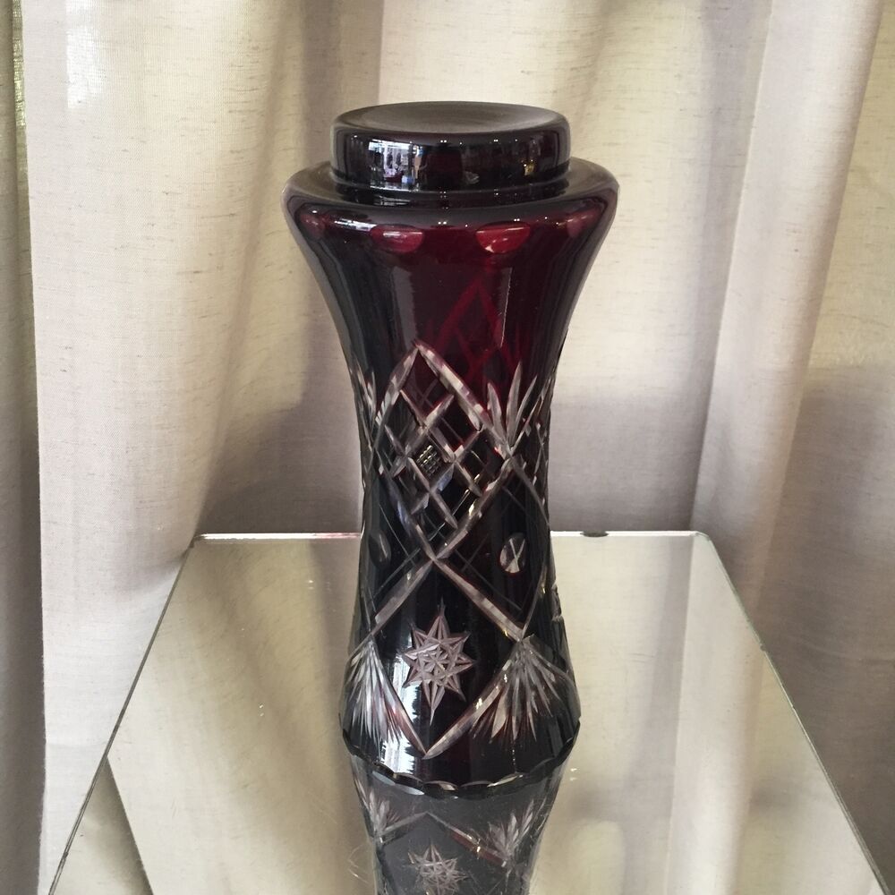 Vase taillé boheme de couleur bordeaux