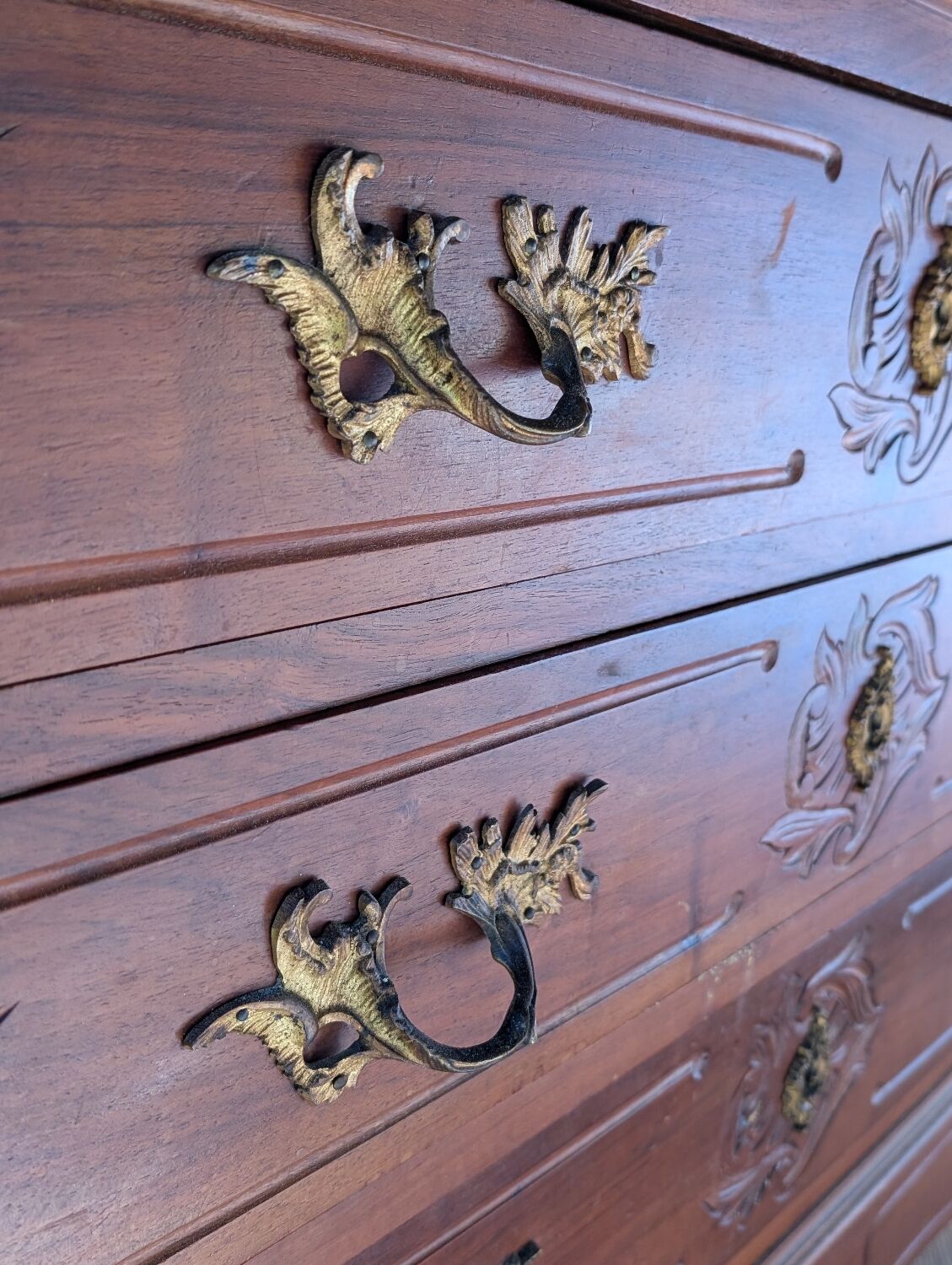 Majestic Louis XV Chest of Drawers in Walnut and Royal Red Marble – 19th Century